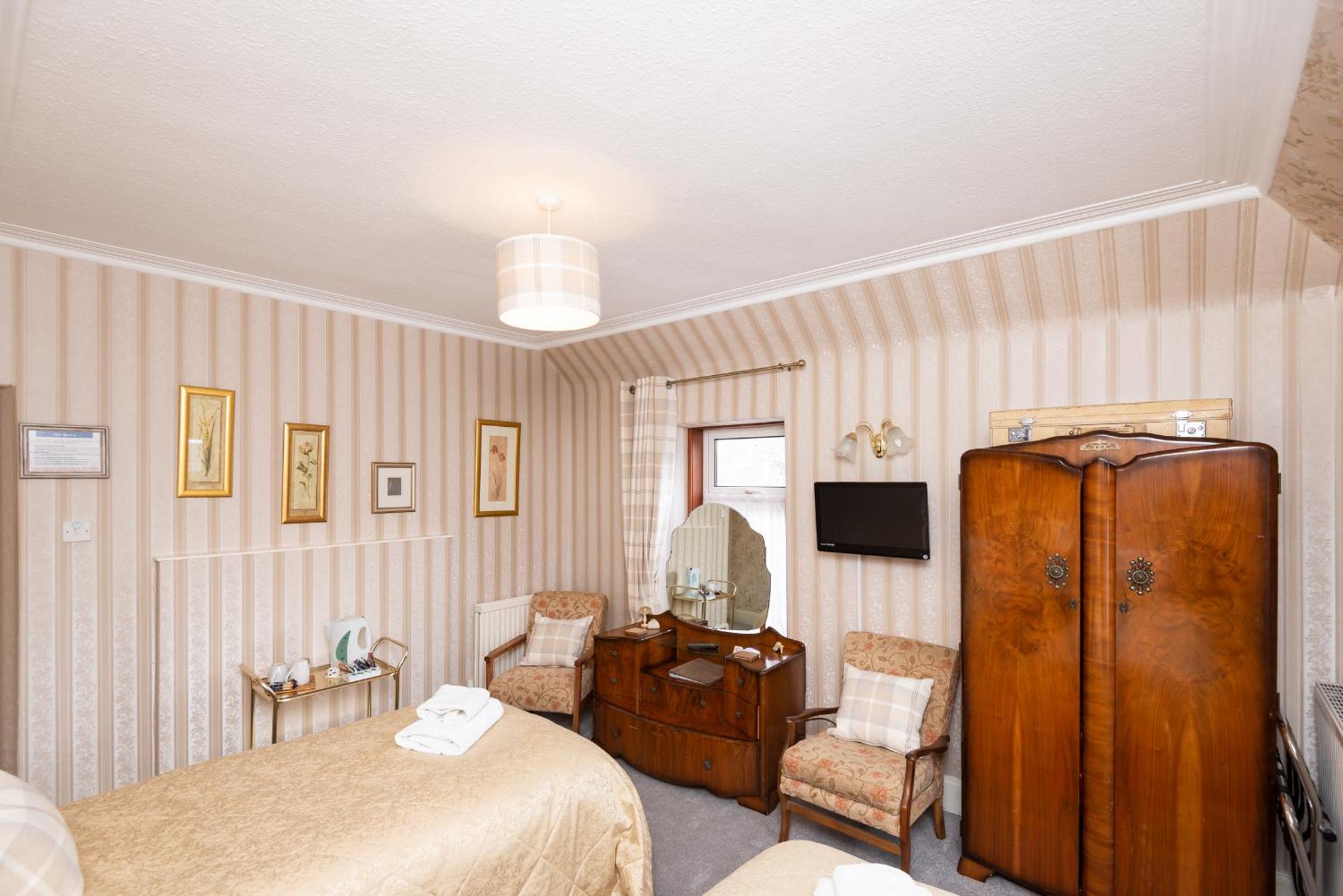 Five-Bedroom House photo 2
