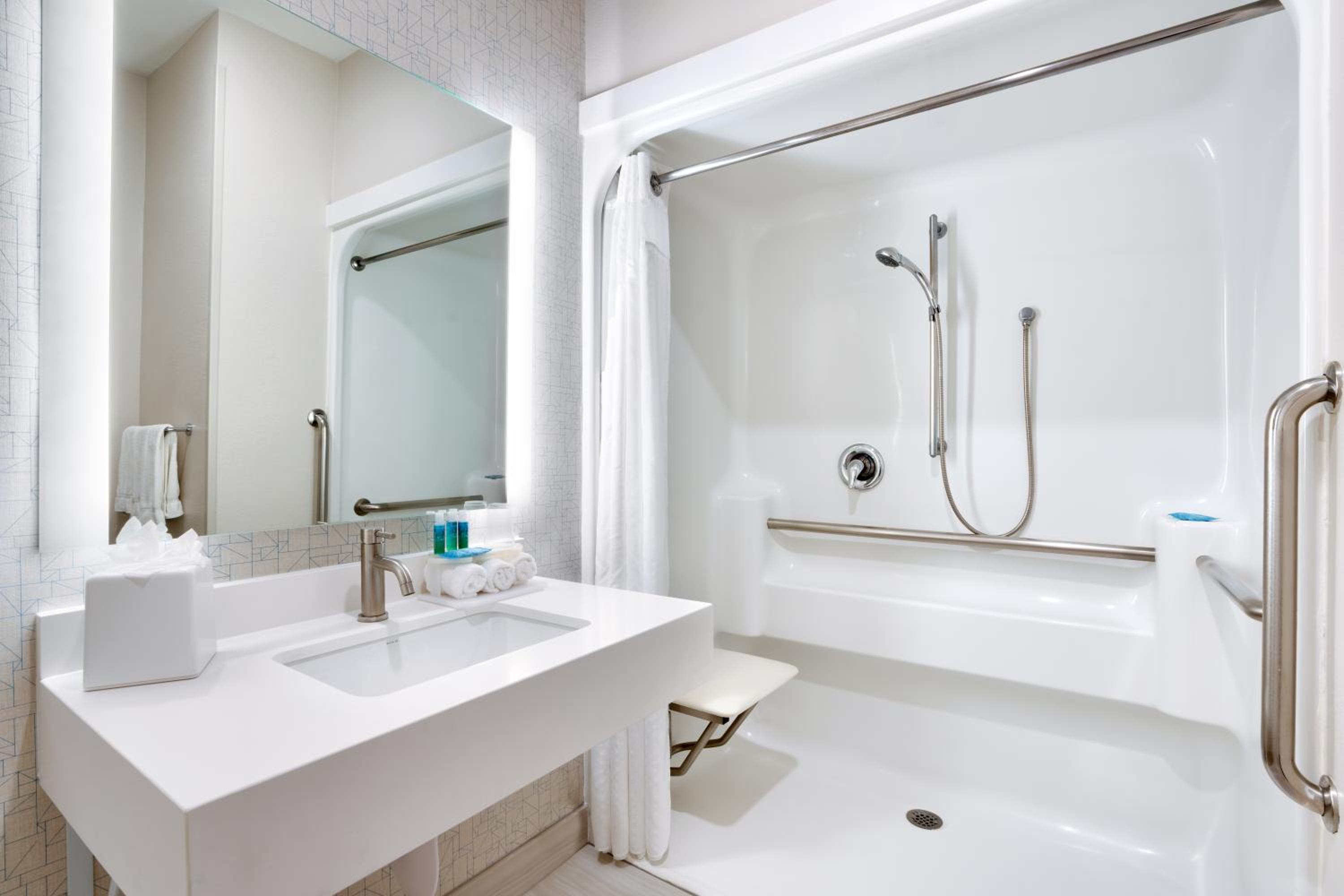 King Room - Disability Access Roll in Shower - Photo 7