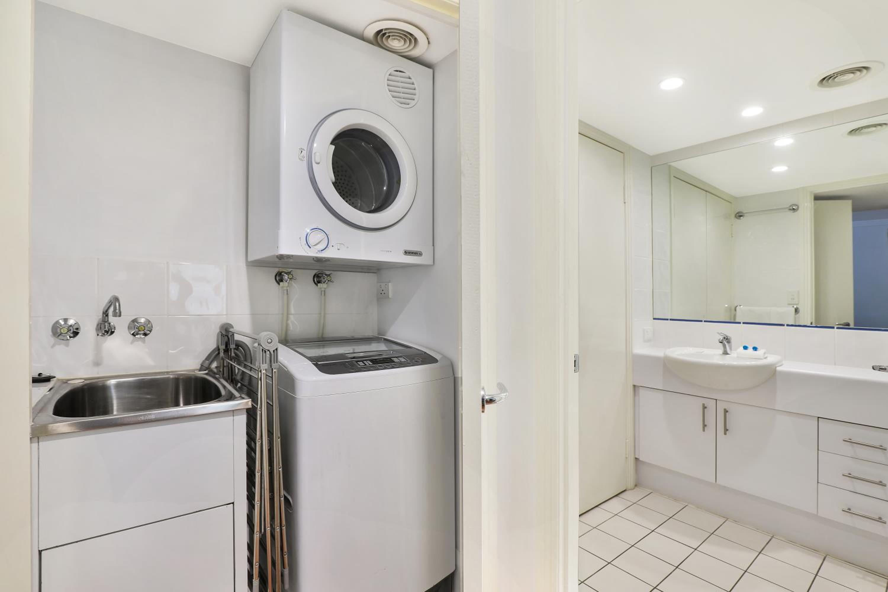 Standard Three-Bedroom Apartment with Partial Water View photo 3
