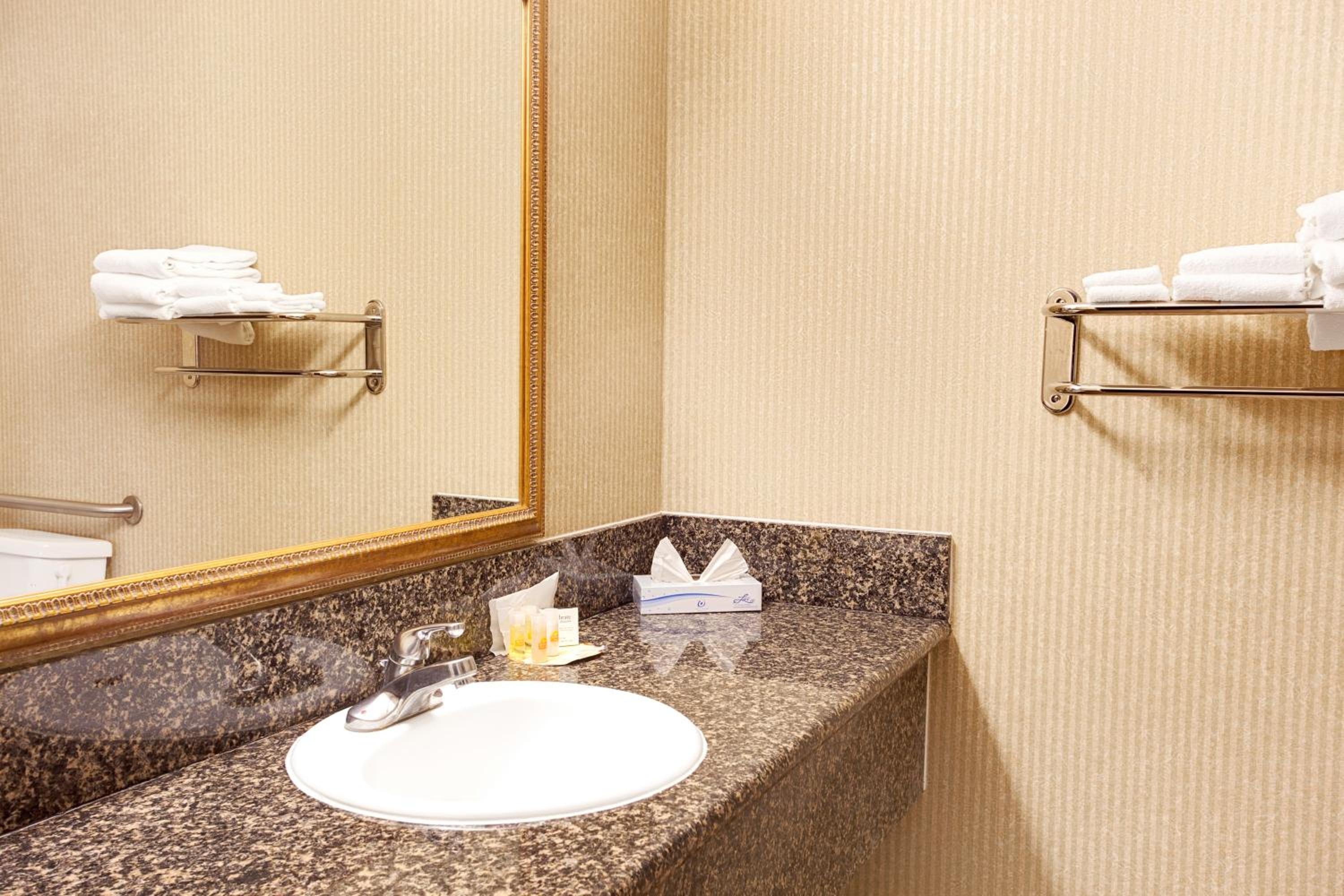 Queen Suite - Non-Smoking - Photo 5