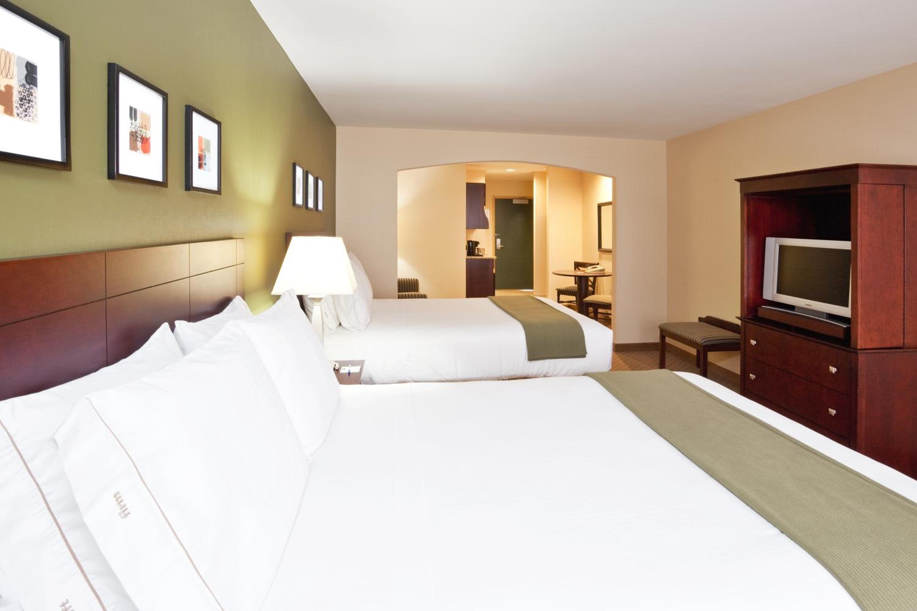 Standard Queen Room with Two Queen Beds and Balcony - Photo 1
