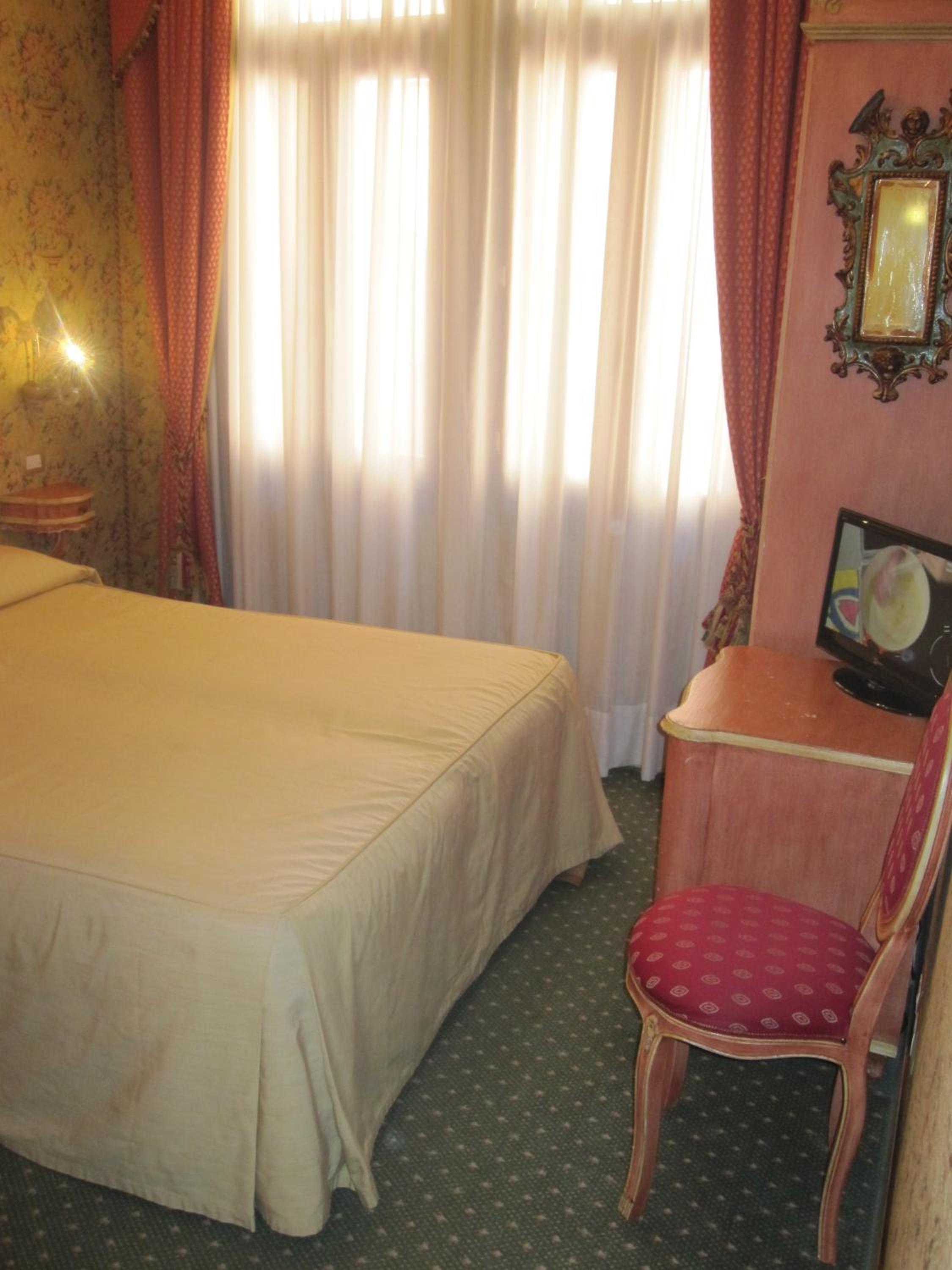 Small Double or Twin Room photo 1