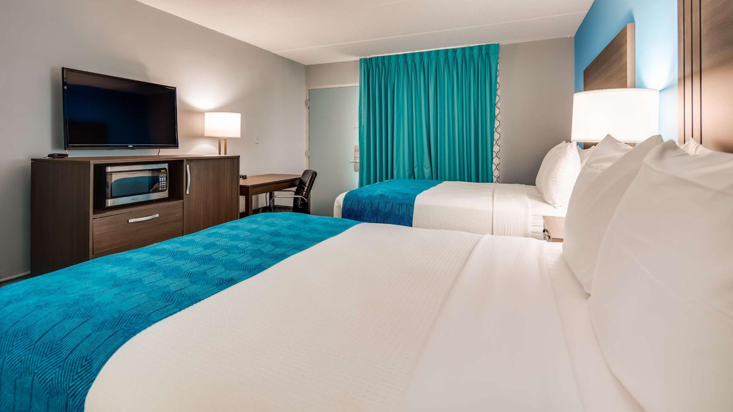 Queen Room with Two Queen Beds with Mobility Accessible Tub - Photo 3