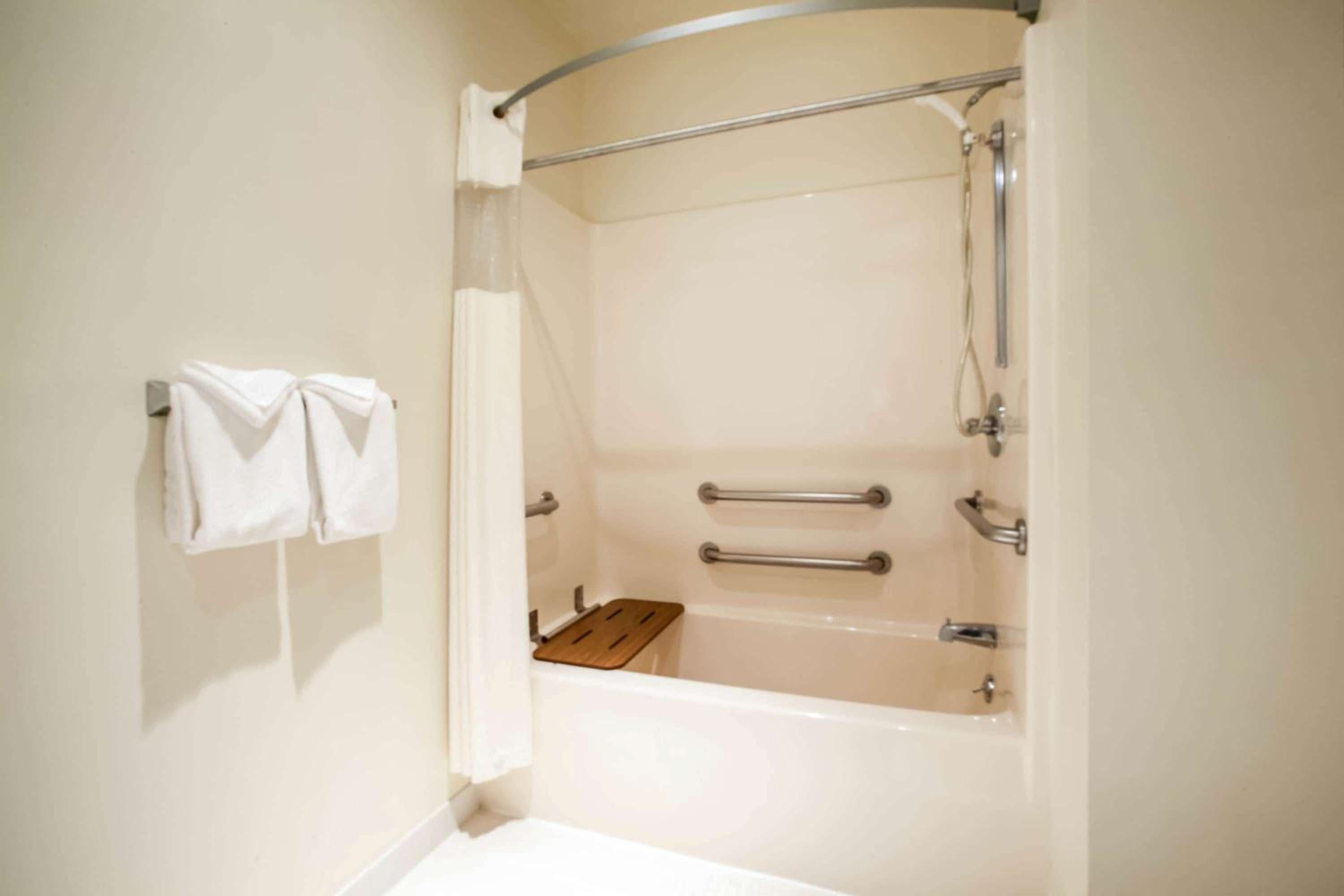 Queen Room - Disability Access/Non-Smoking photo 2