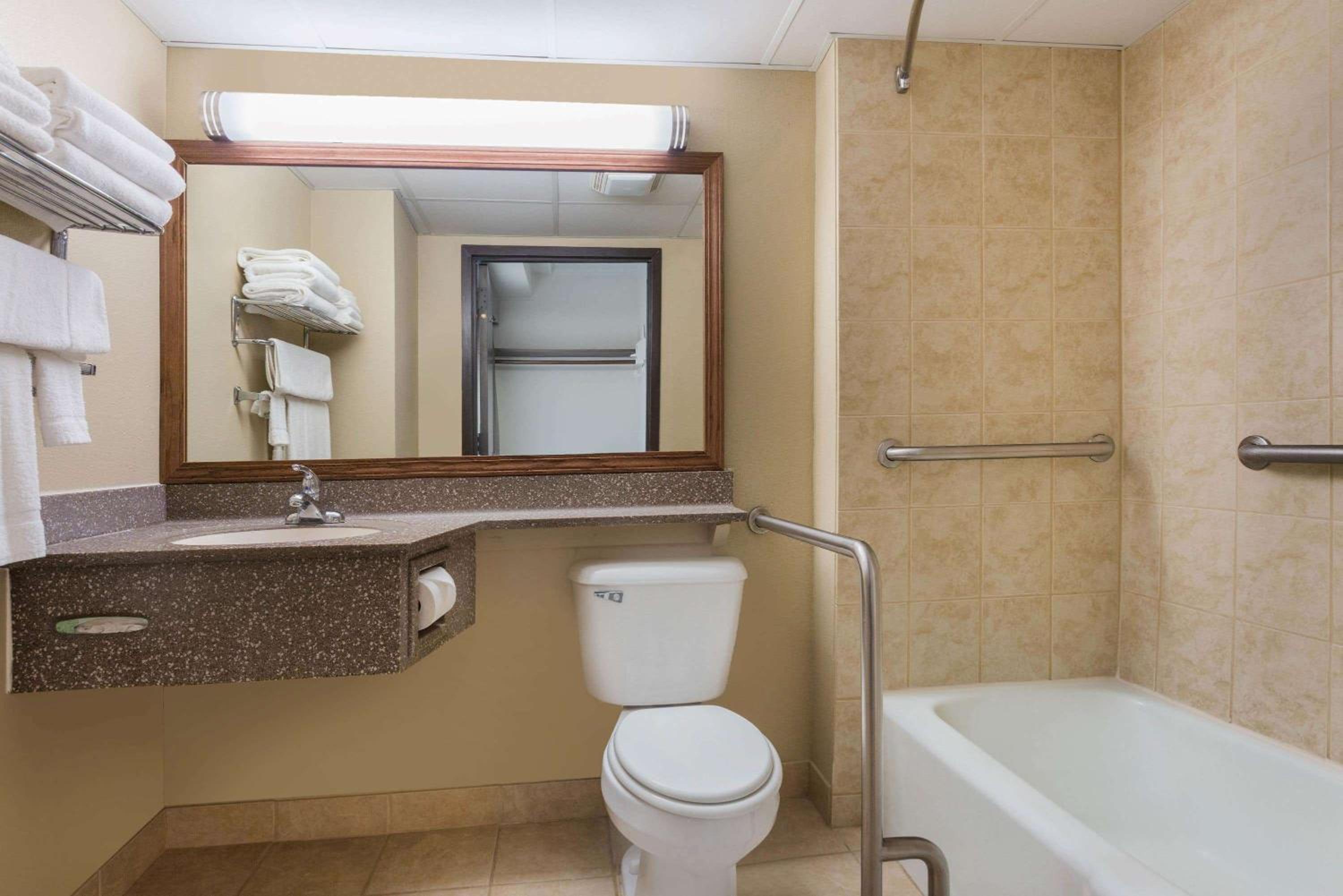 Superior King Room - Mobility Access/Non-Smoking photo 2