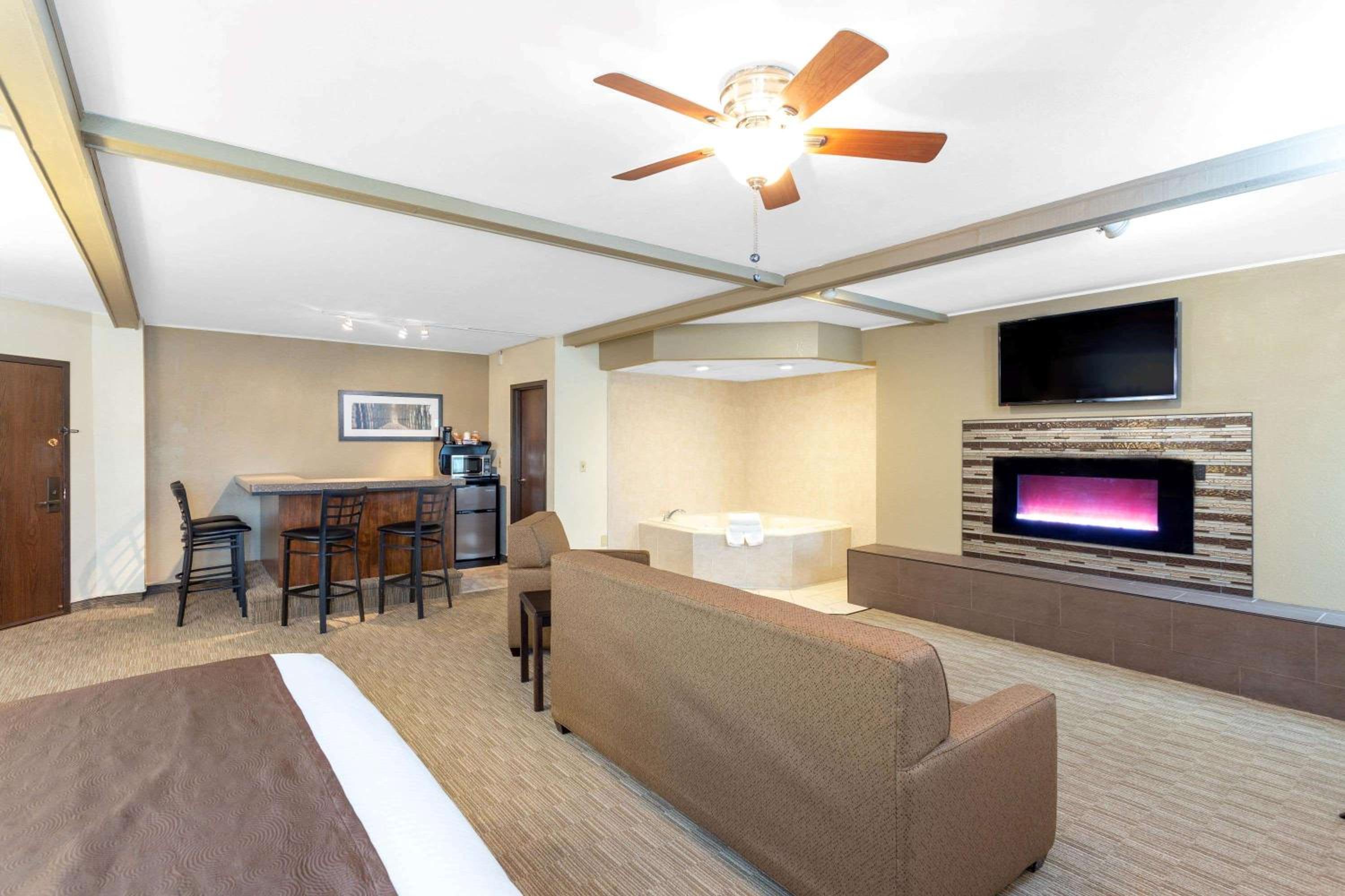 Deluxe Studio King Suite - Non-Smoking - Photo 1