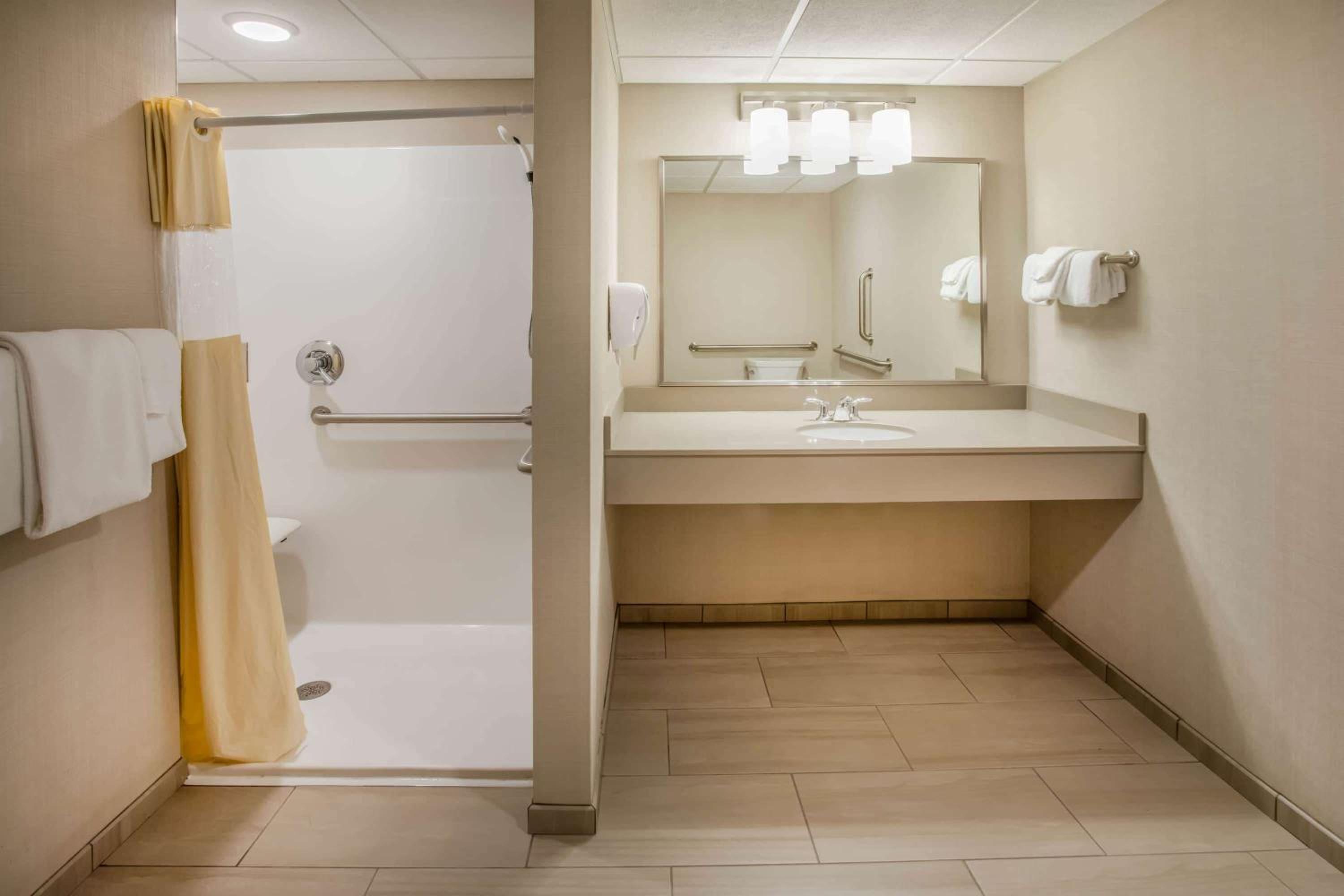 Queen Room with Two Queen Beds - Mobility/Hearing Impaired Accessible - Non-Smoking - Photo 3