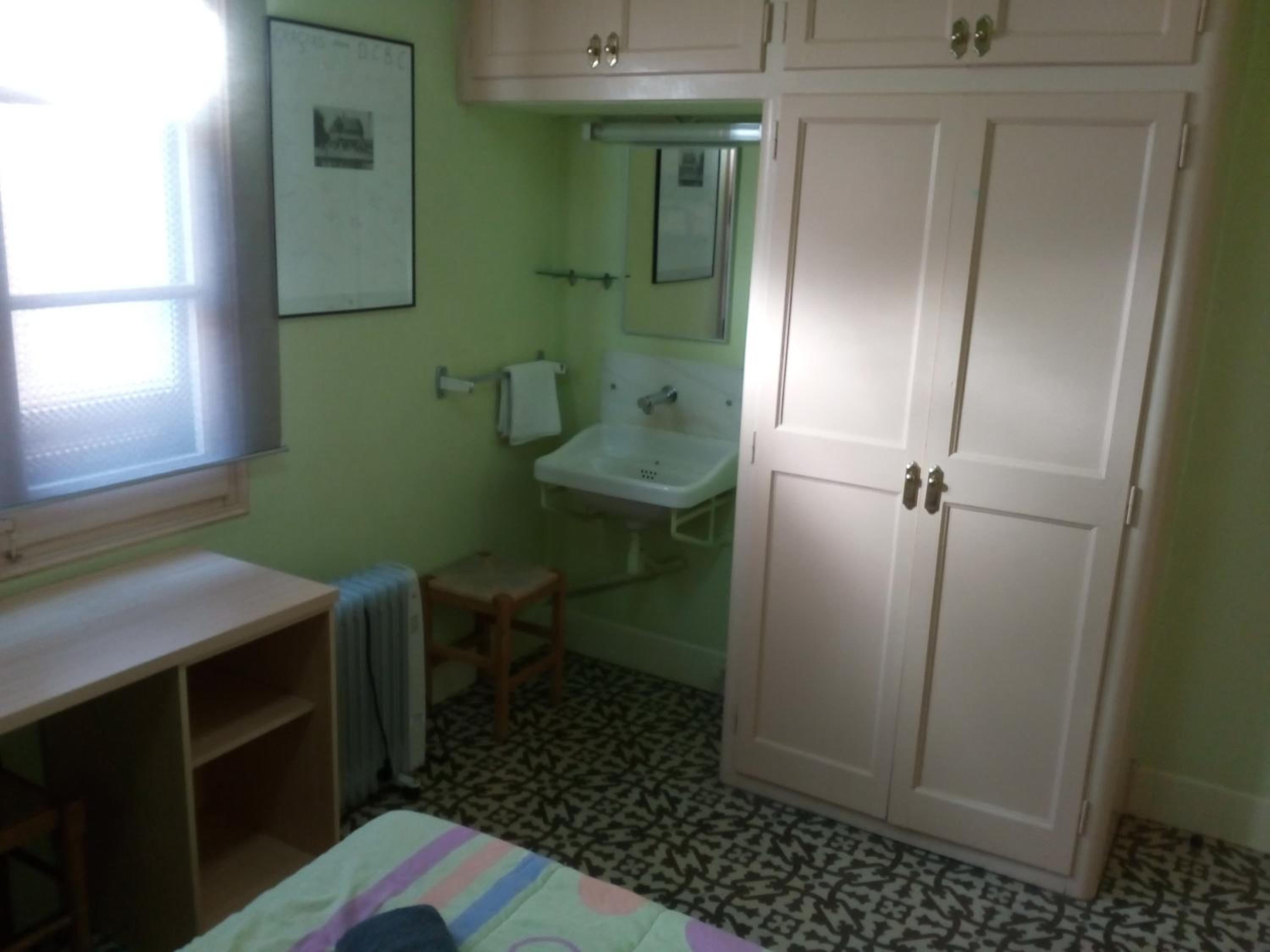 Habitación Triple Básica con Baño Compartido