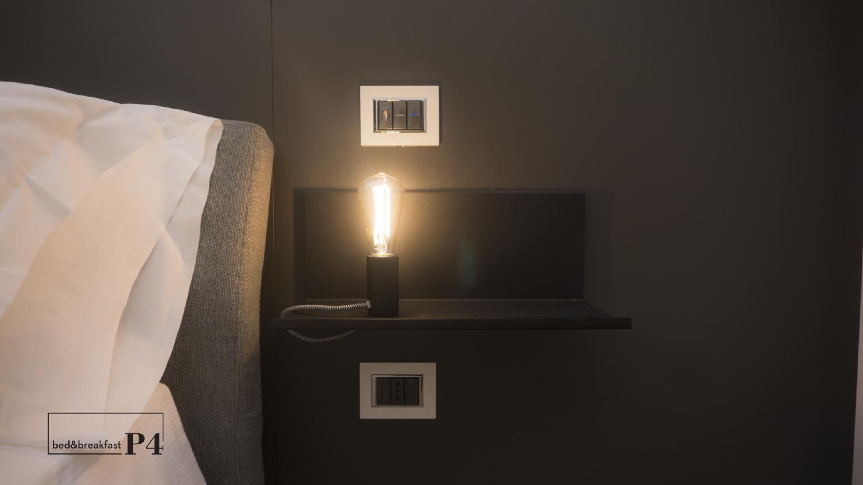 Deluxe King Room - Photo 9