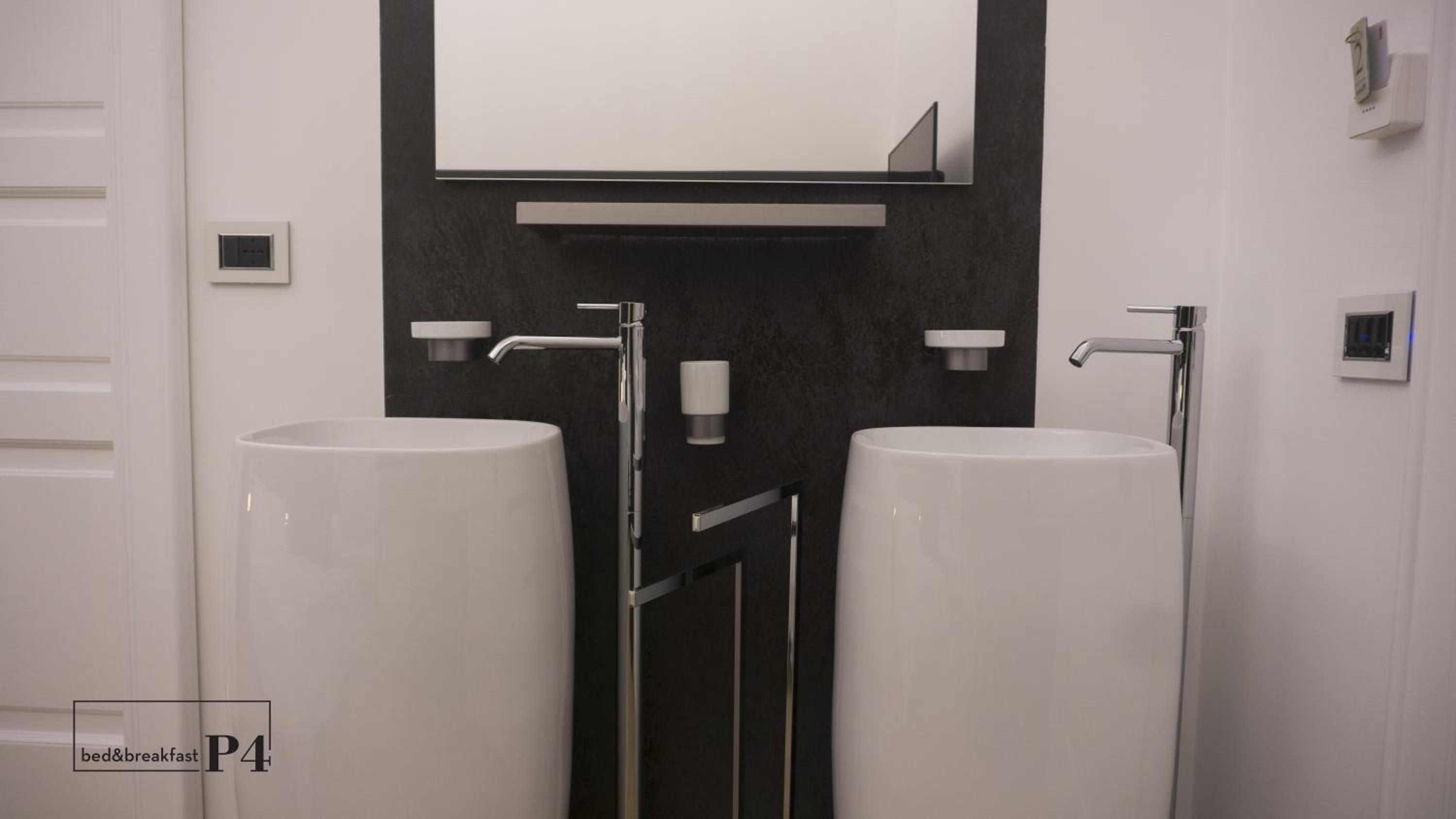 Deluxe King Room - Photo 10