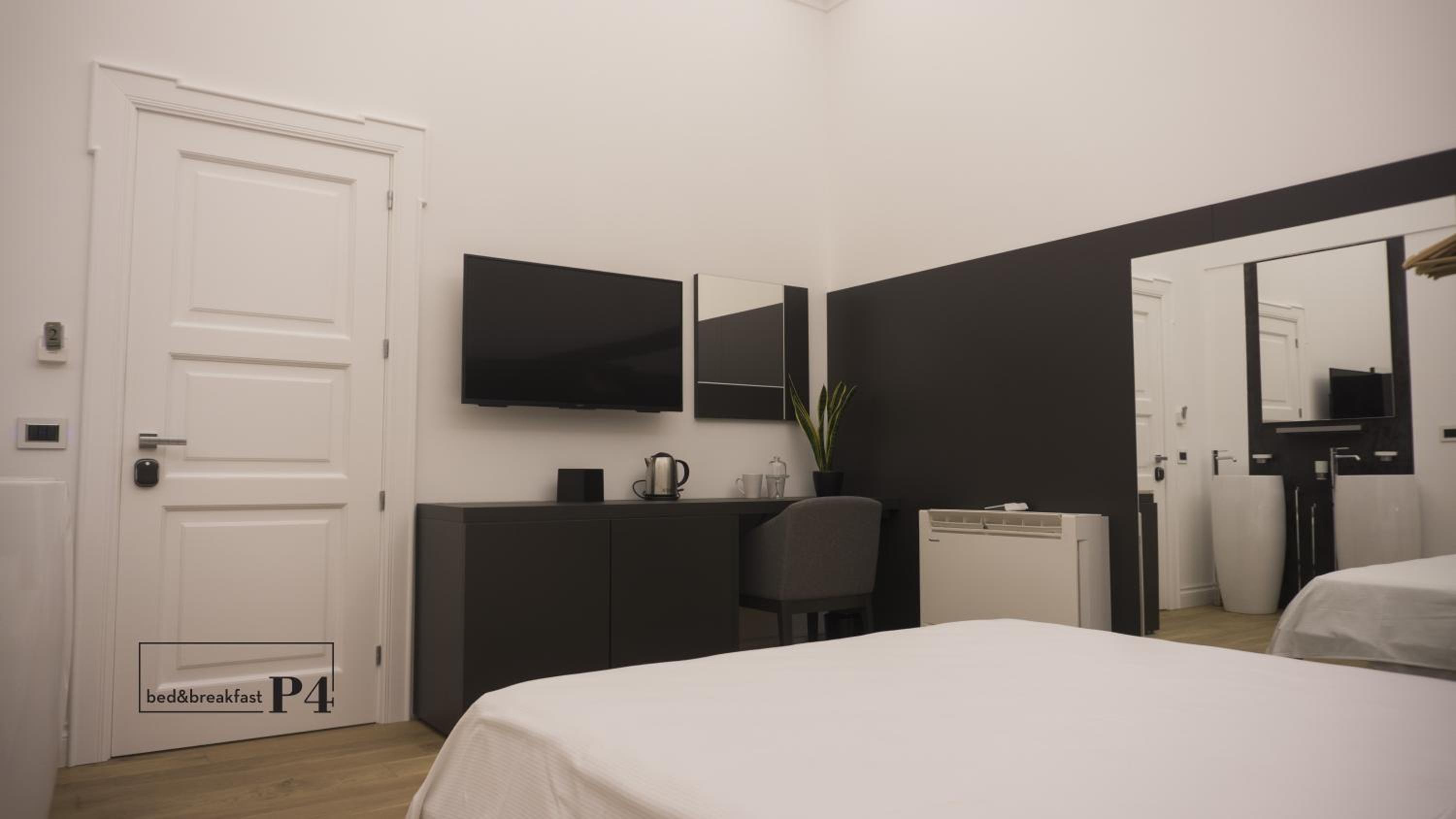 Deluxe King Room - Photo 12