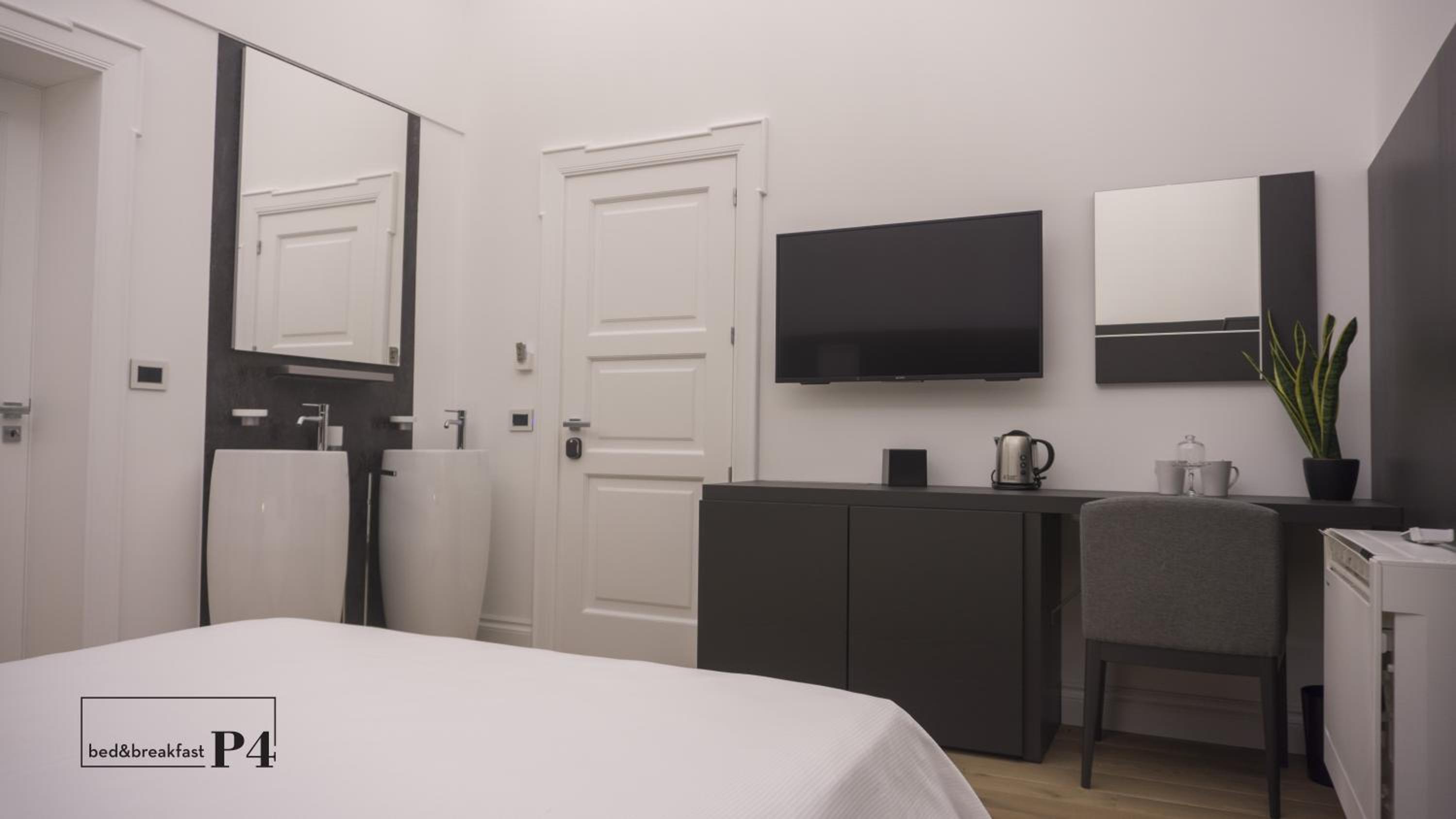 Deluxe King Room - Photo 15