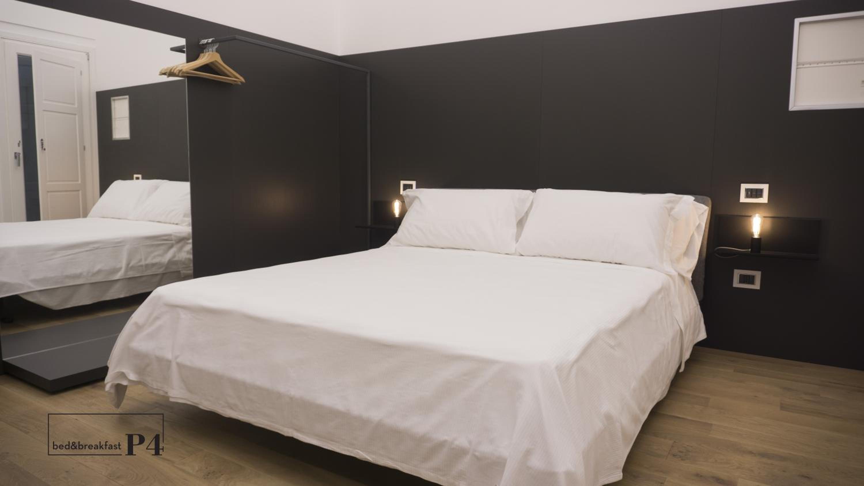 Deluxe King Room - Photo 13