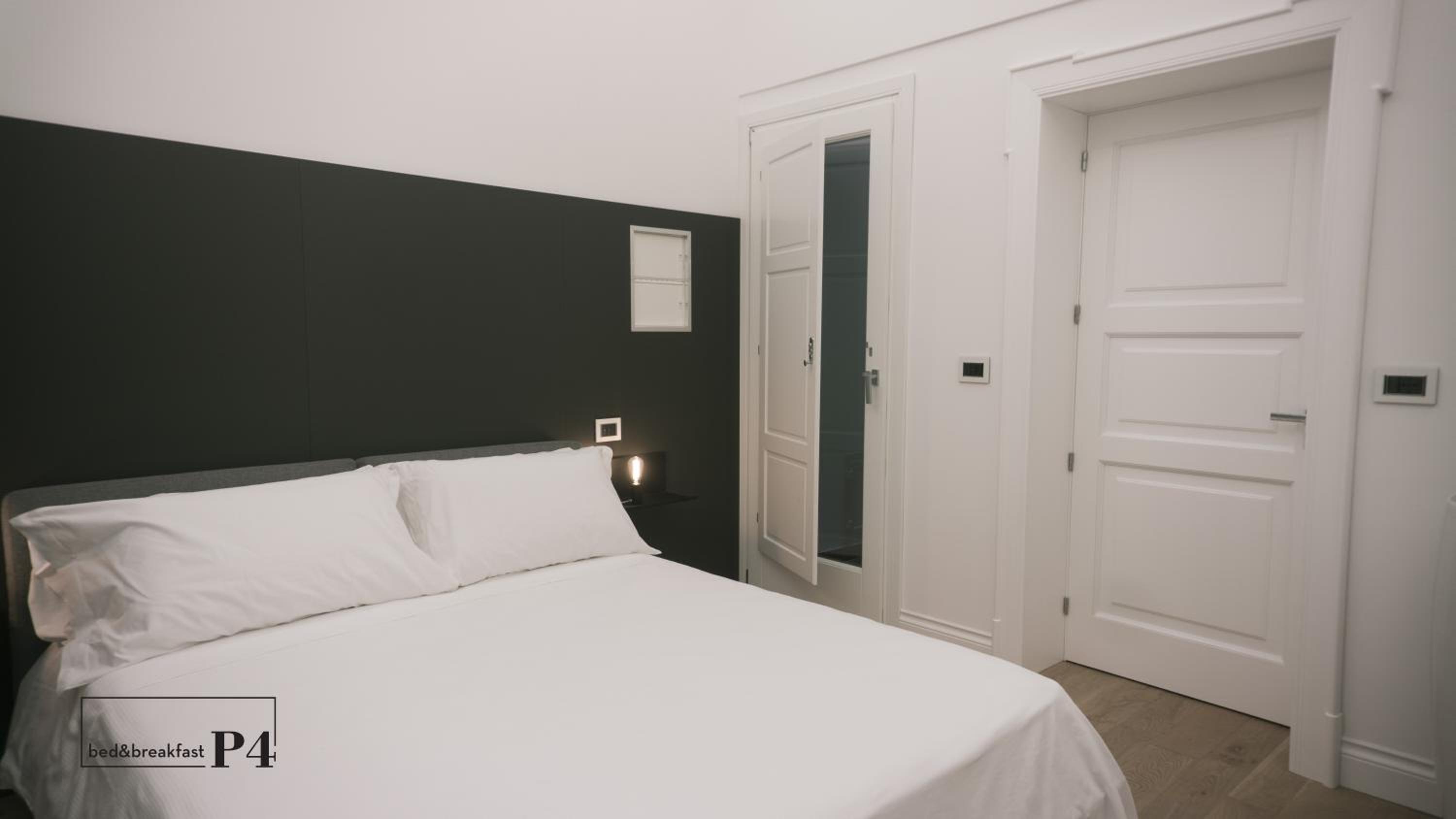 Deluxe King Room - Photo 14