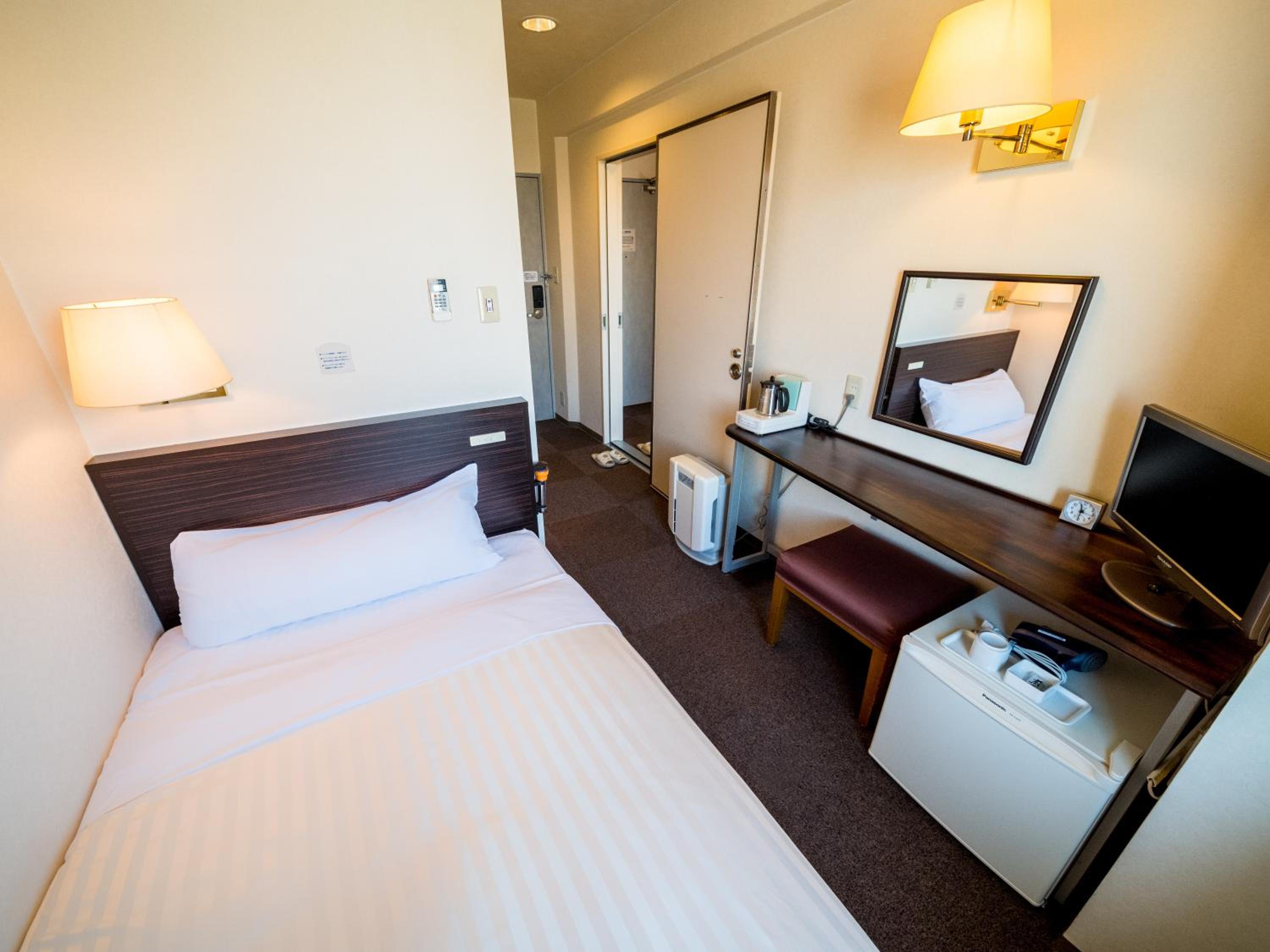 Single Room with Bathroom - Non-Smoking