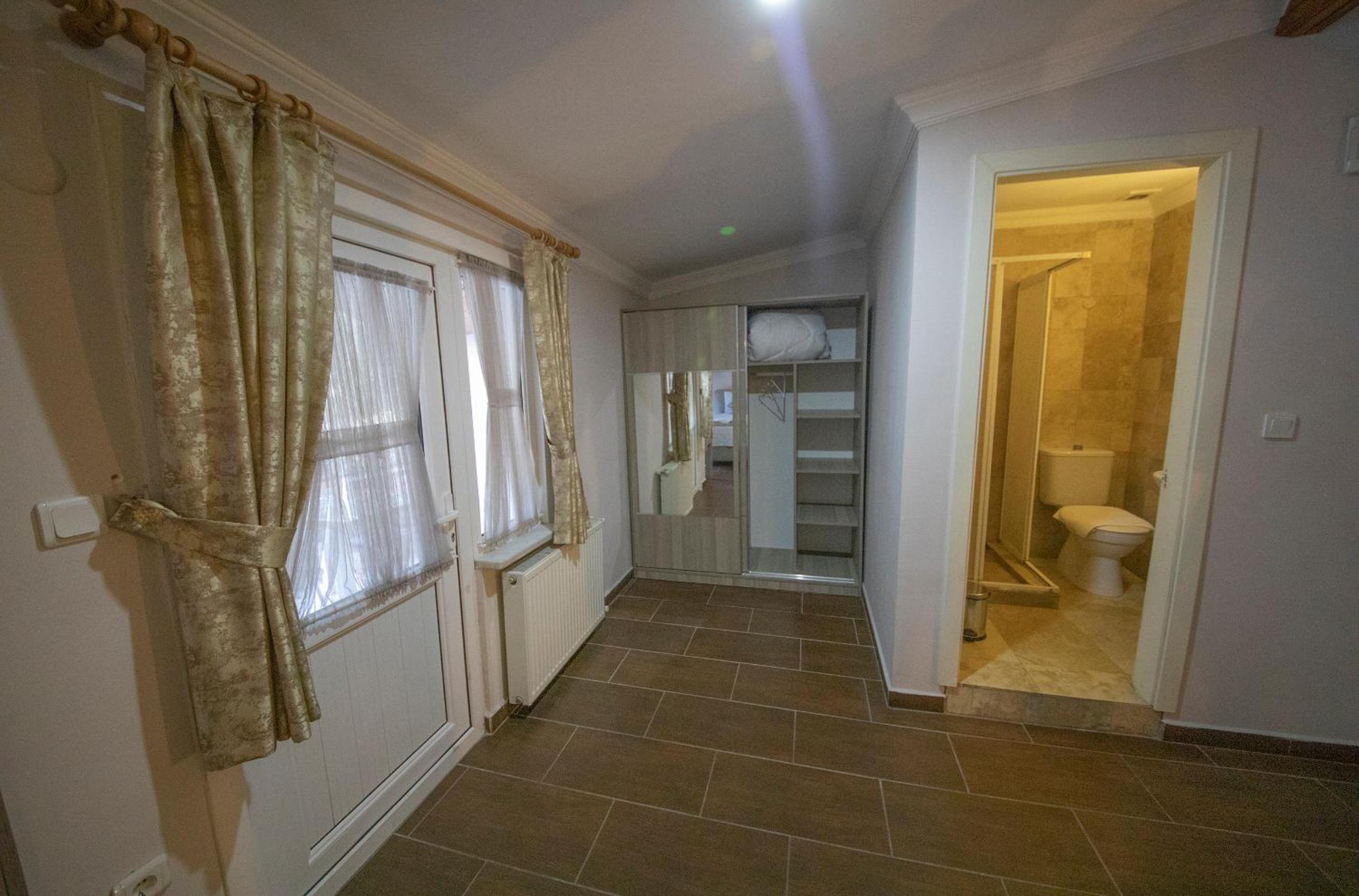 Double Room - Photo 8
