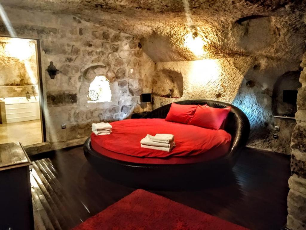 Deluxe Cave Suite photo 1