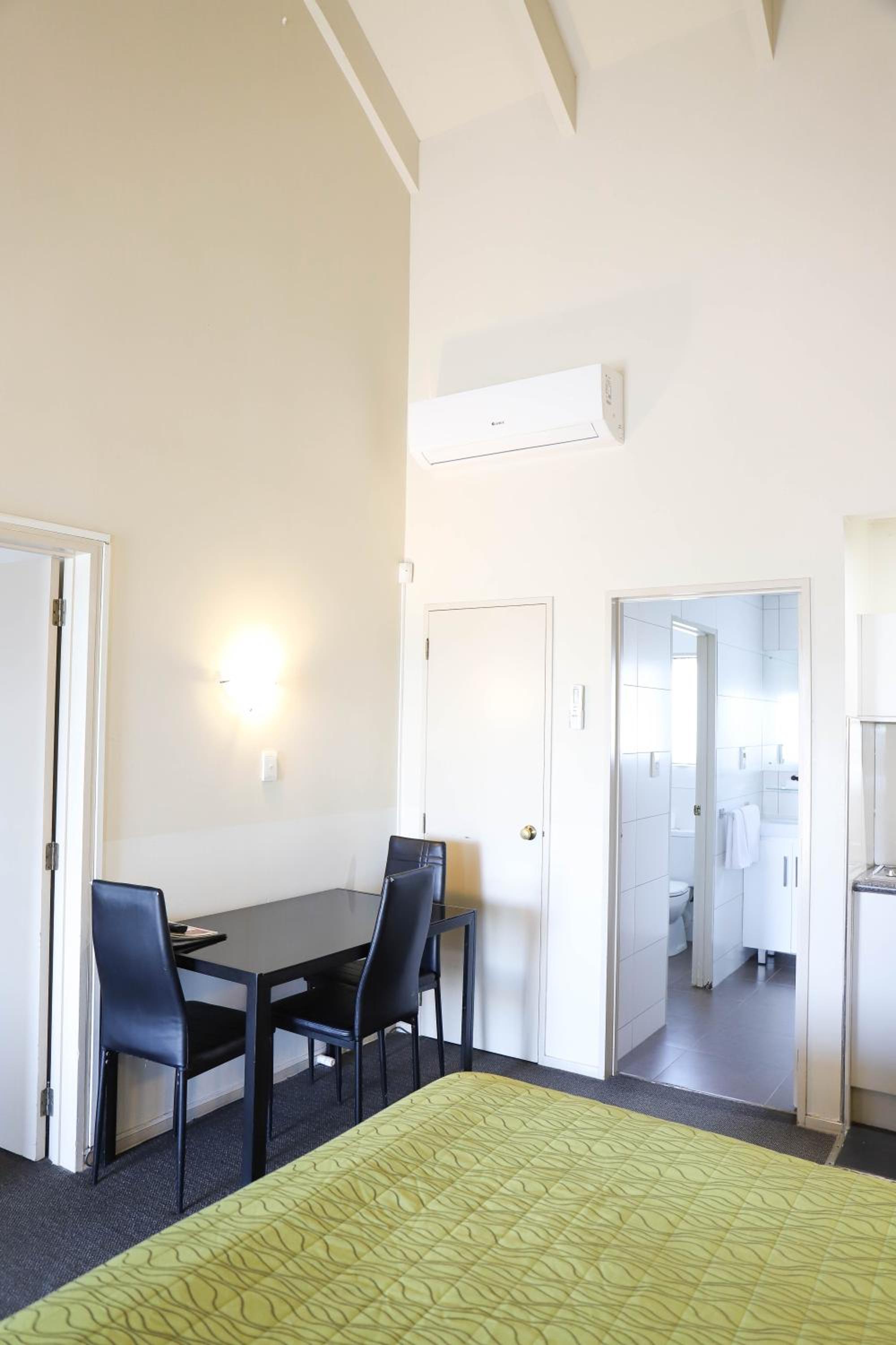 One-Bedroom Family Suite with Spa Bath thumbnail 6