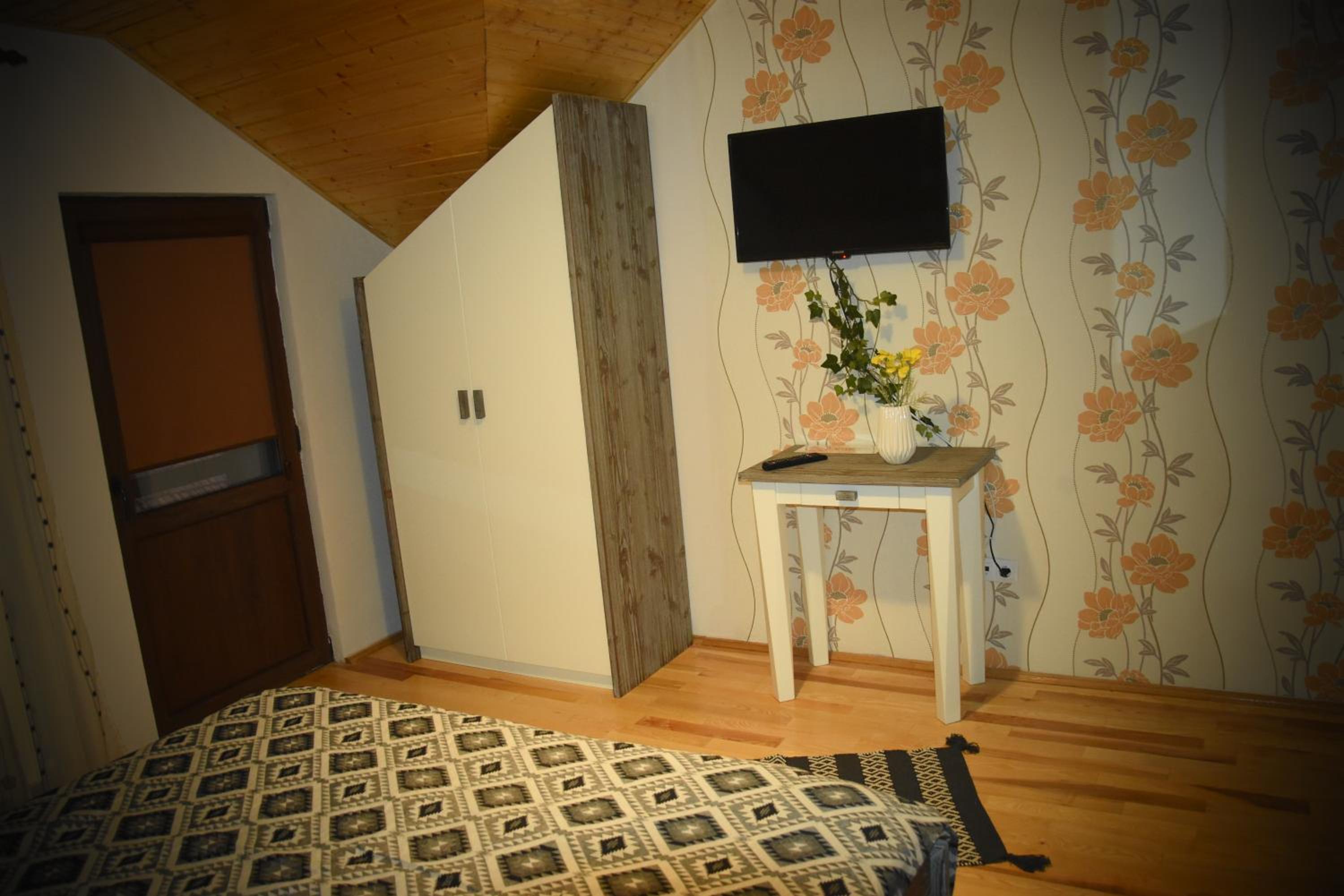 Double Room with Balcony - Photo 4