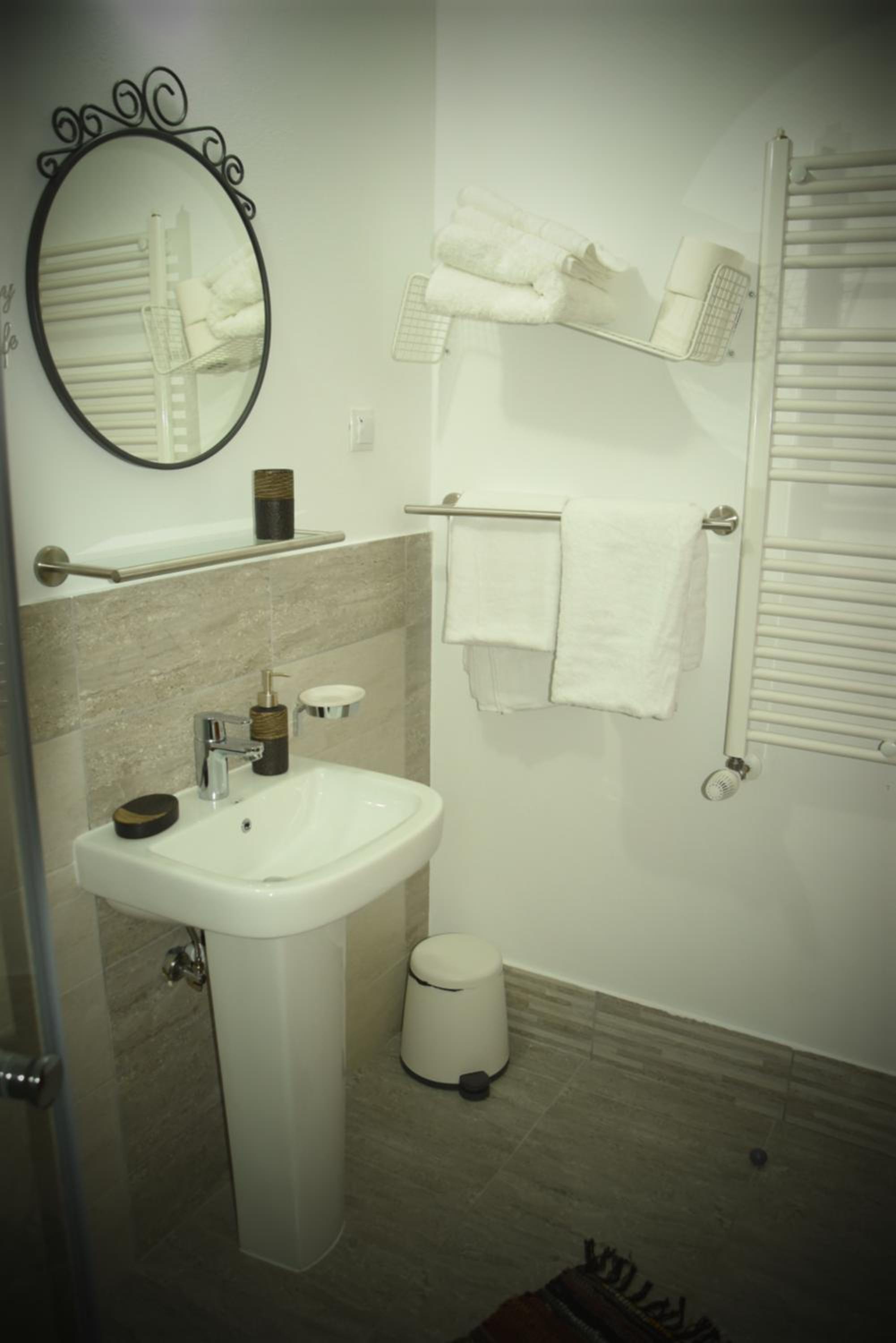 Double Room with Balcony - Photo 6