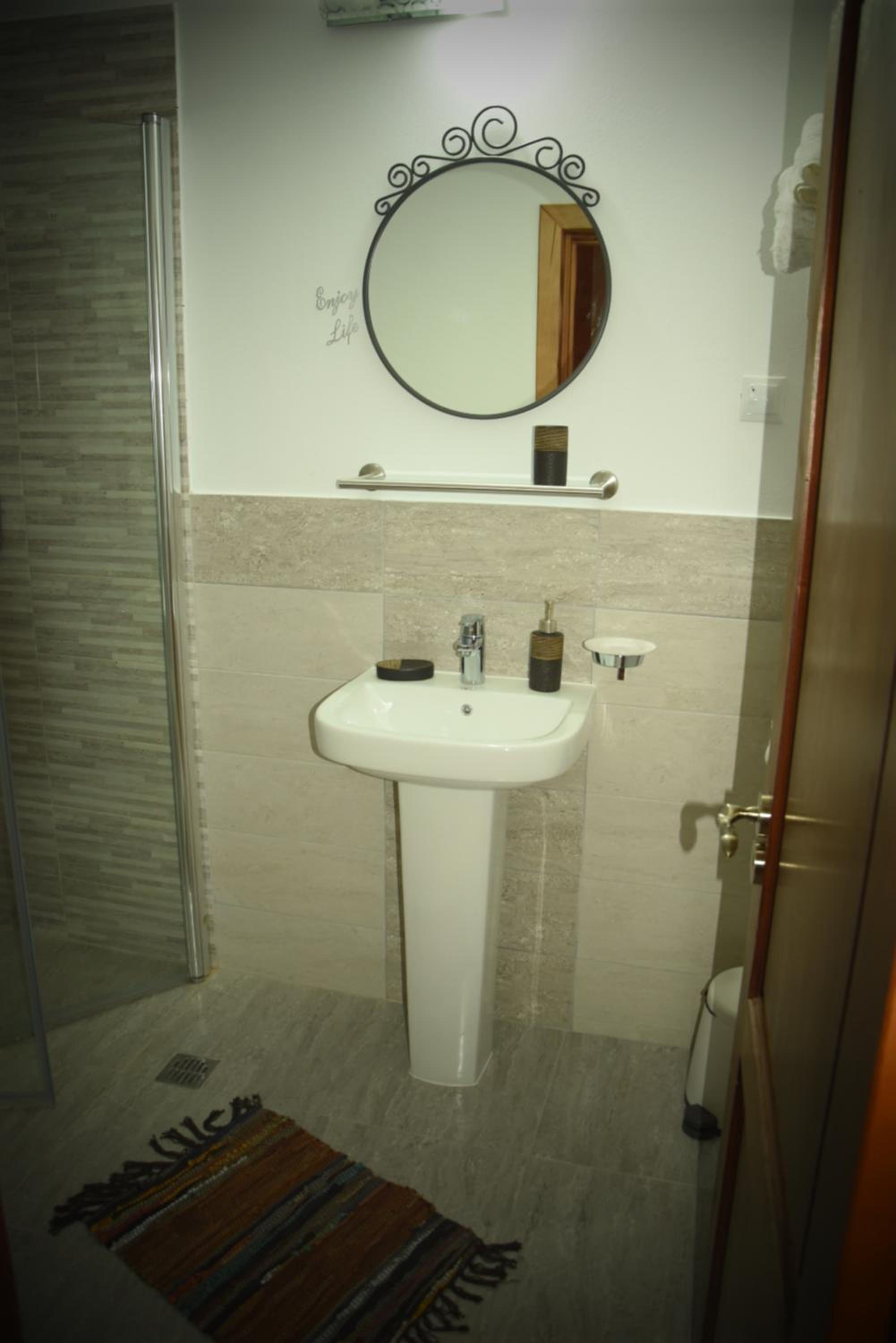Double Room with Balcony - Photo 7