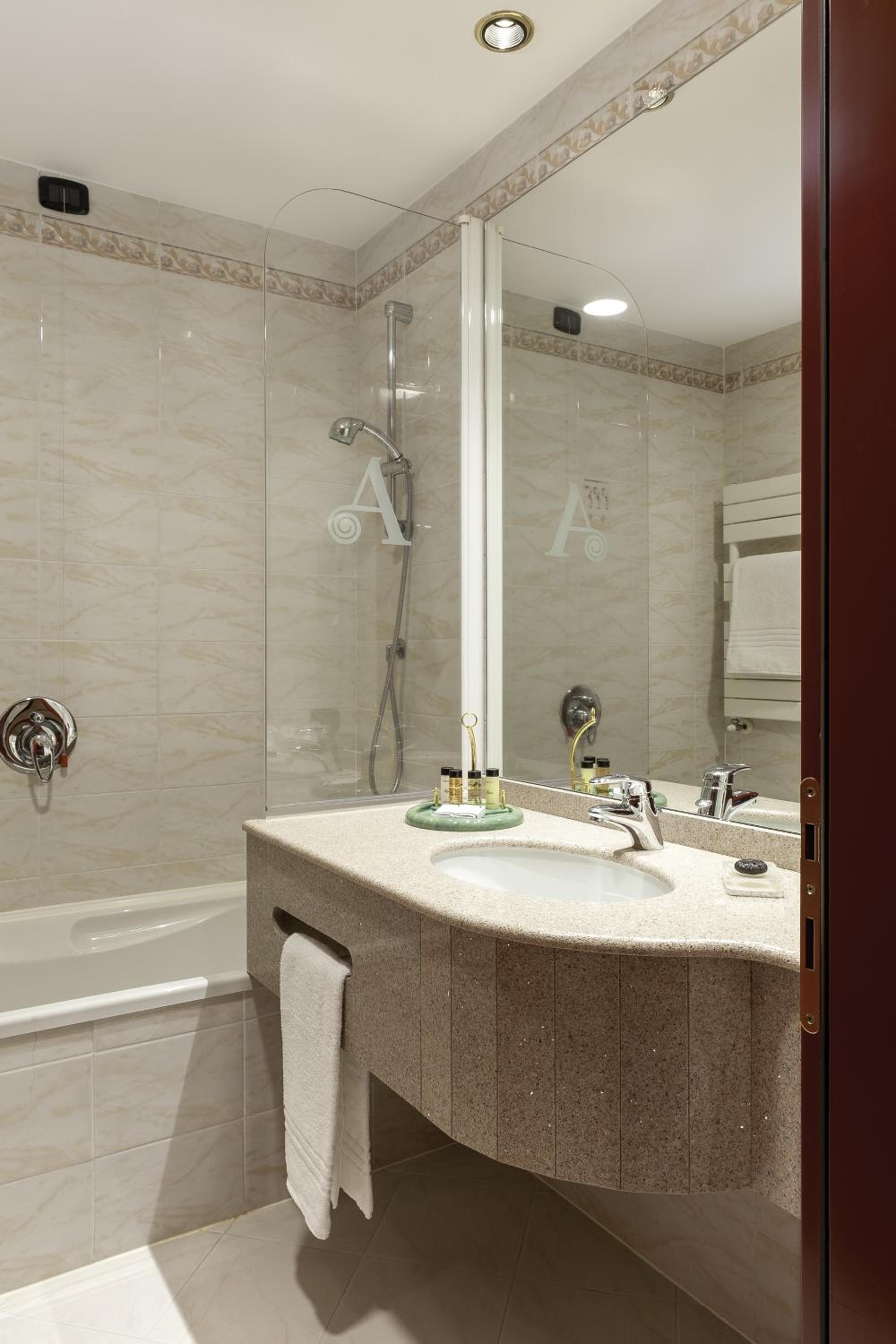 Standard Twin Room - Photo 3