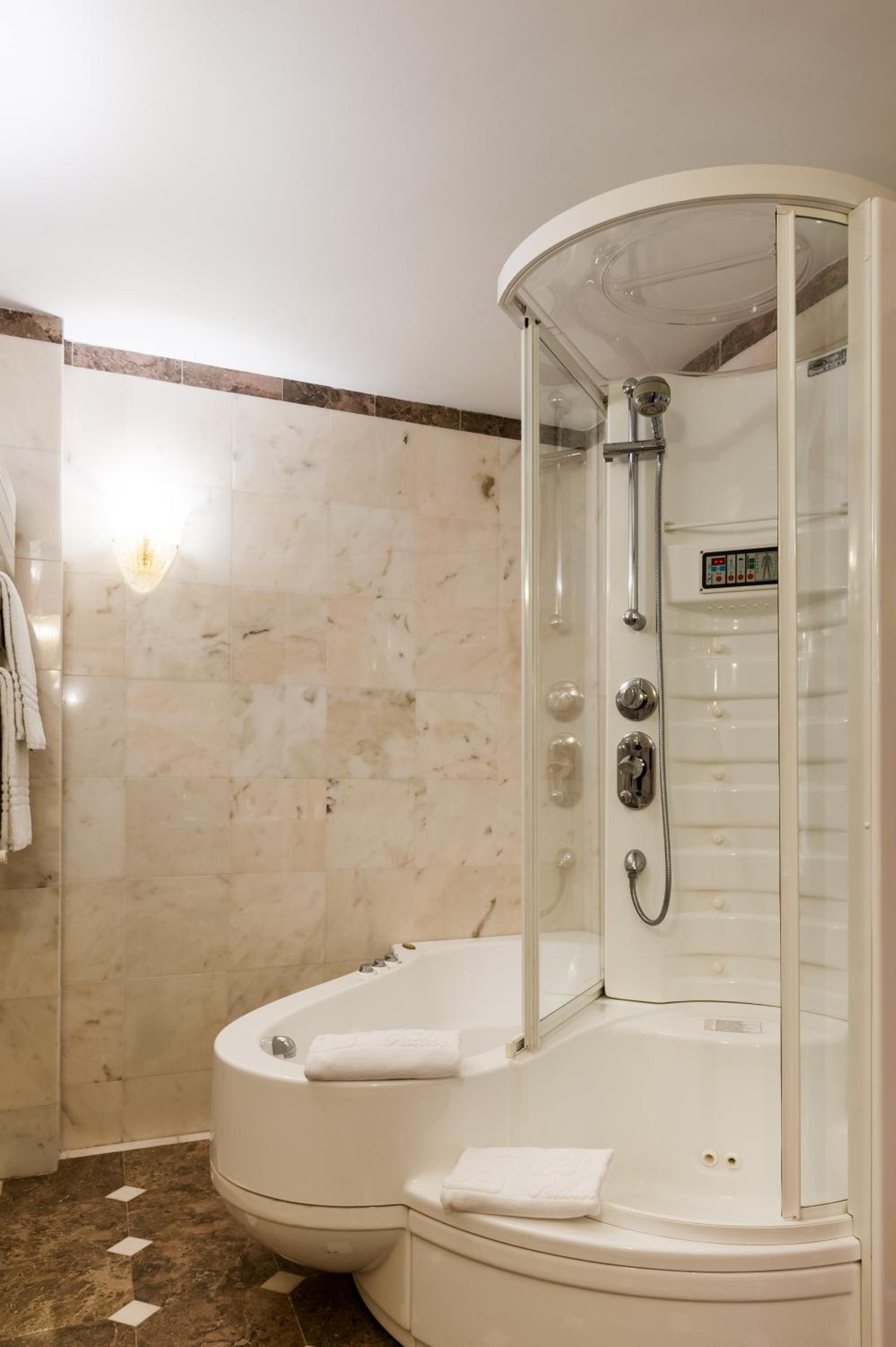 Suite - Photo 7