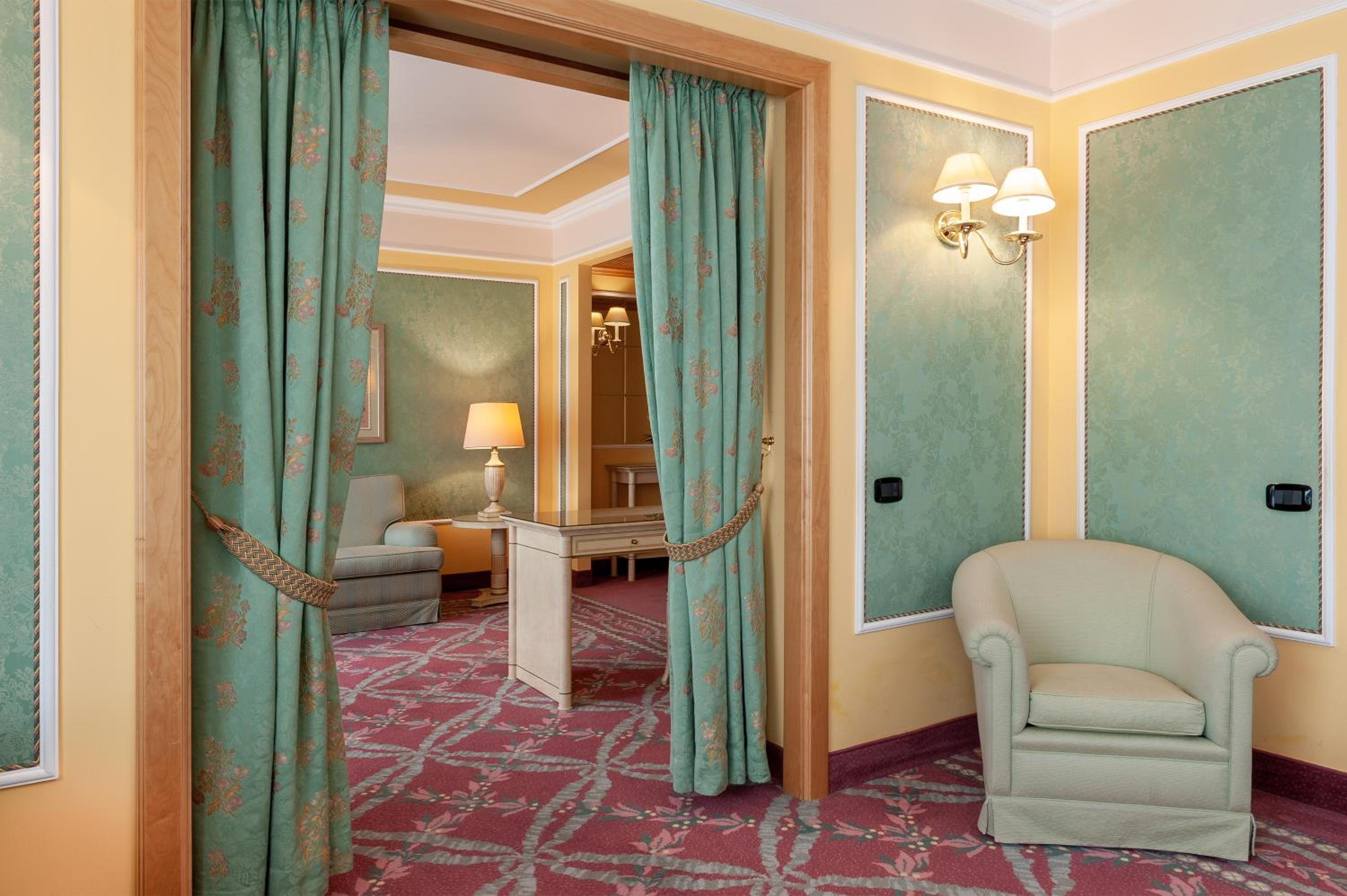Suite - Photo 1