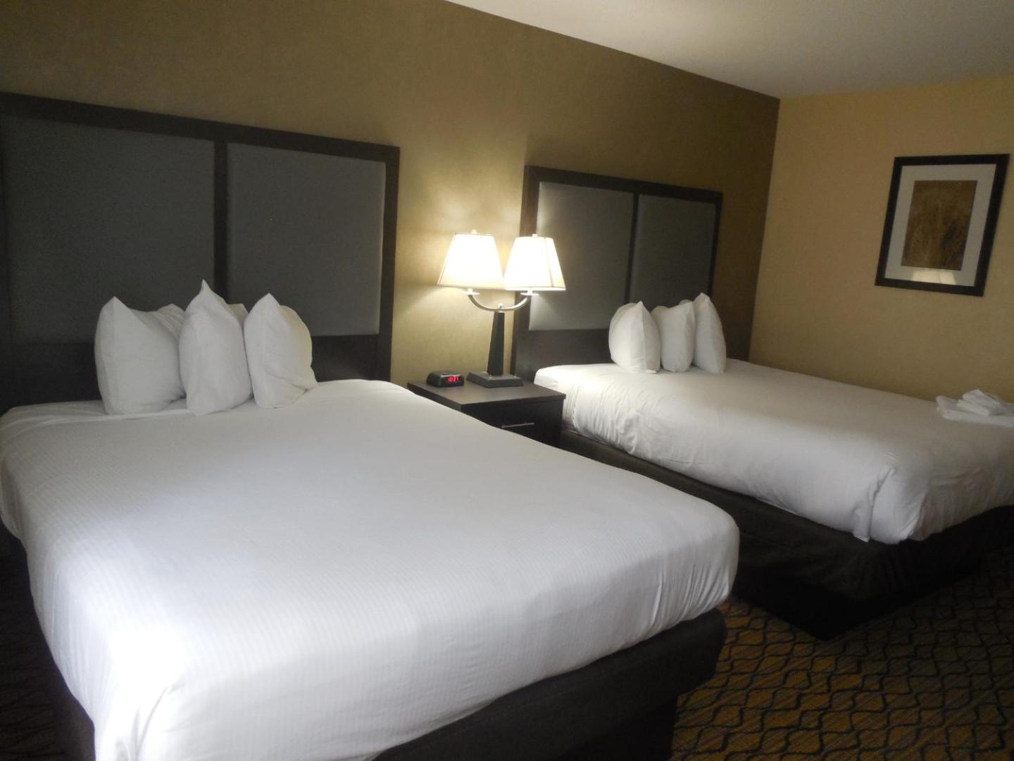 Queen Room with Two Queen Beds- Non-Smoking - Photo 2