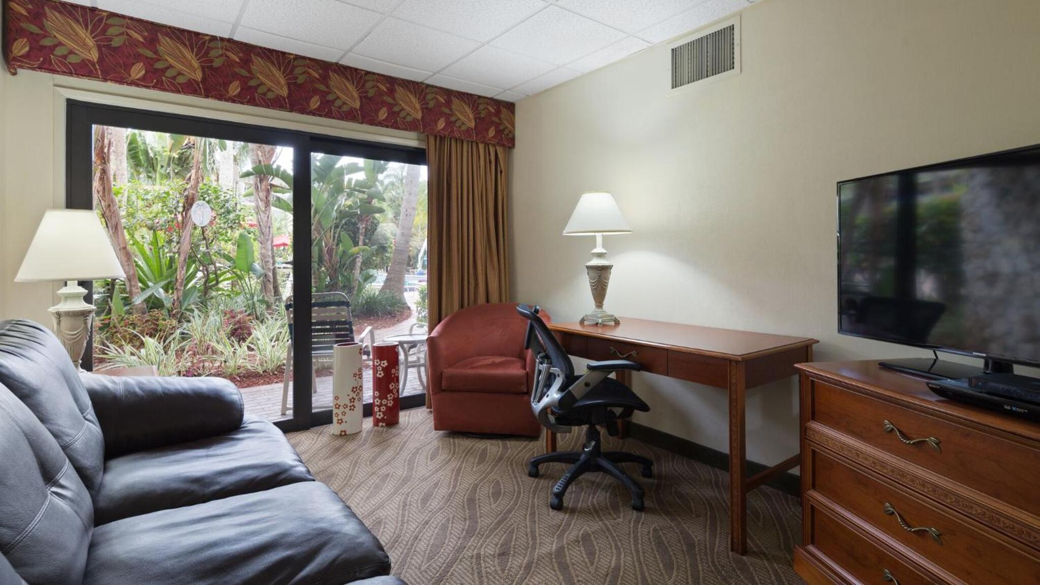 King Suite - Non-Smoking - Photo 6