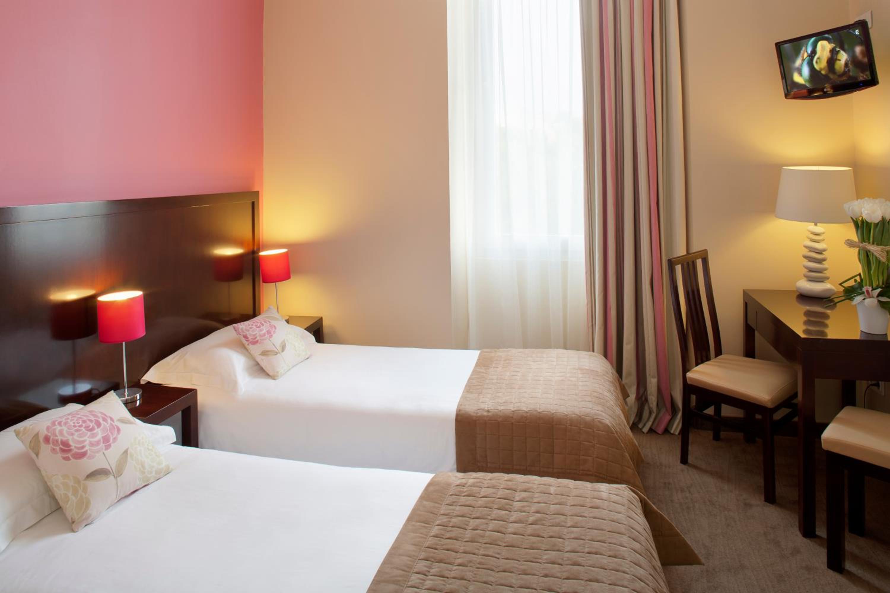Standard Twin Room - Photo 2