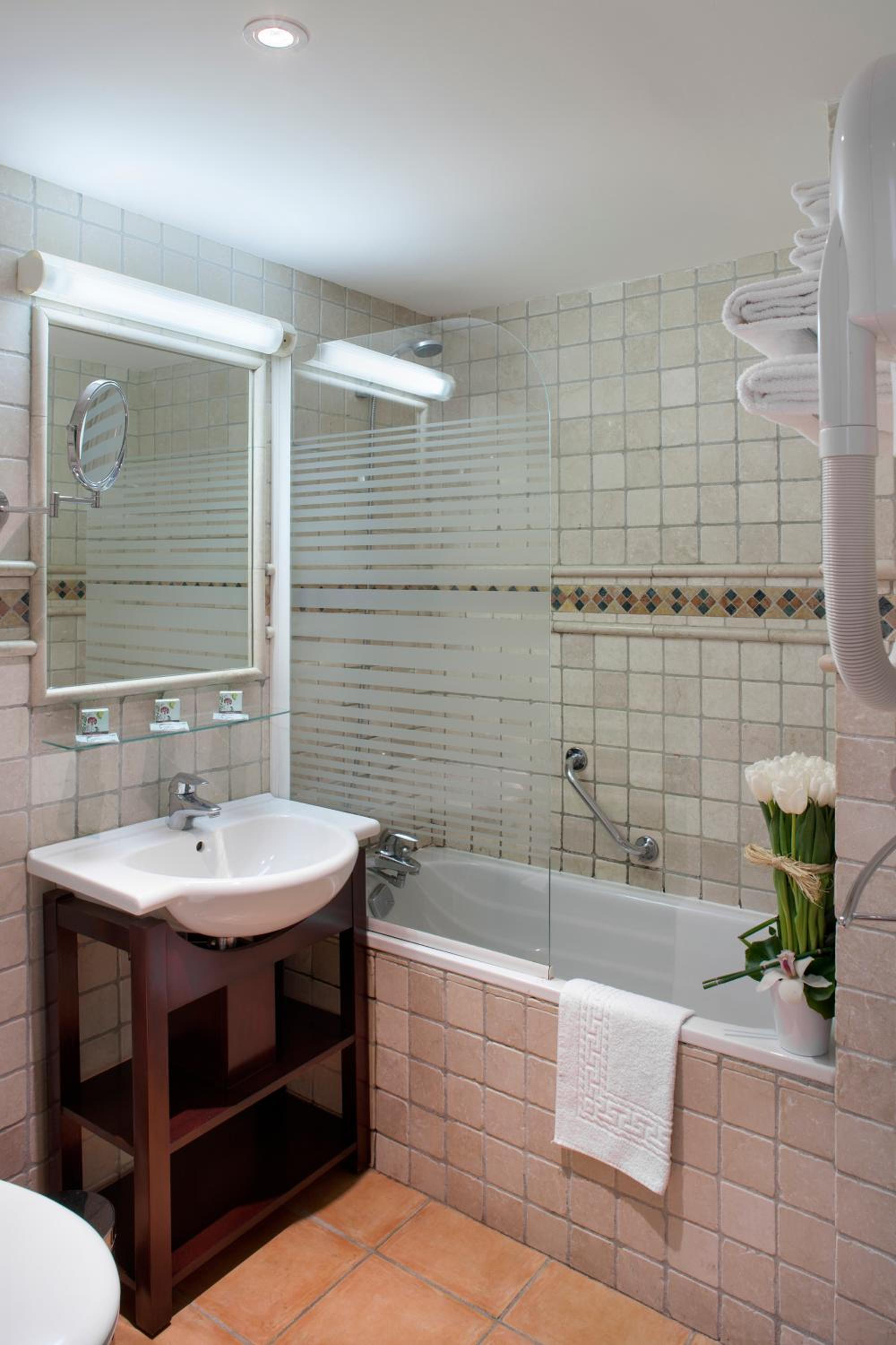 Standard Twin Room - Photo 3