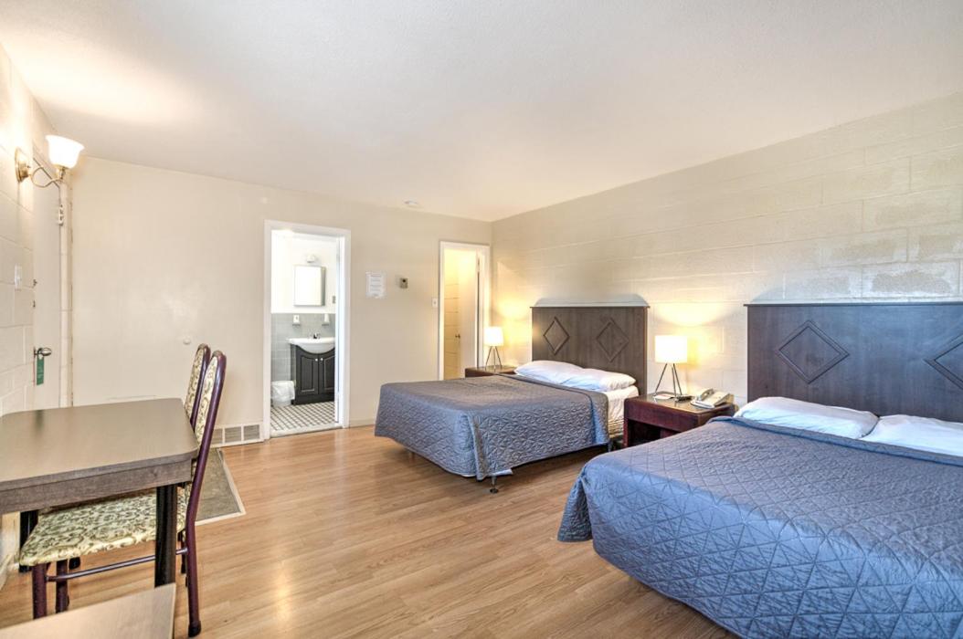 Double Room with Two Double Beds photo 3