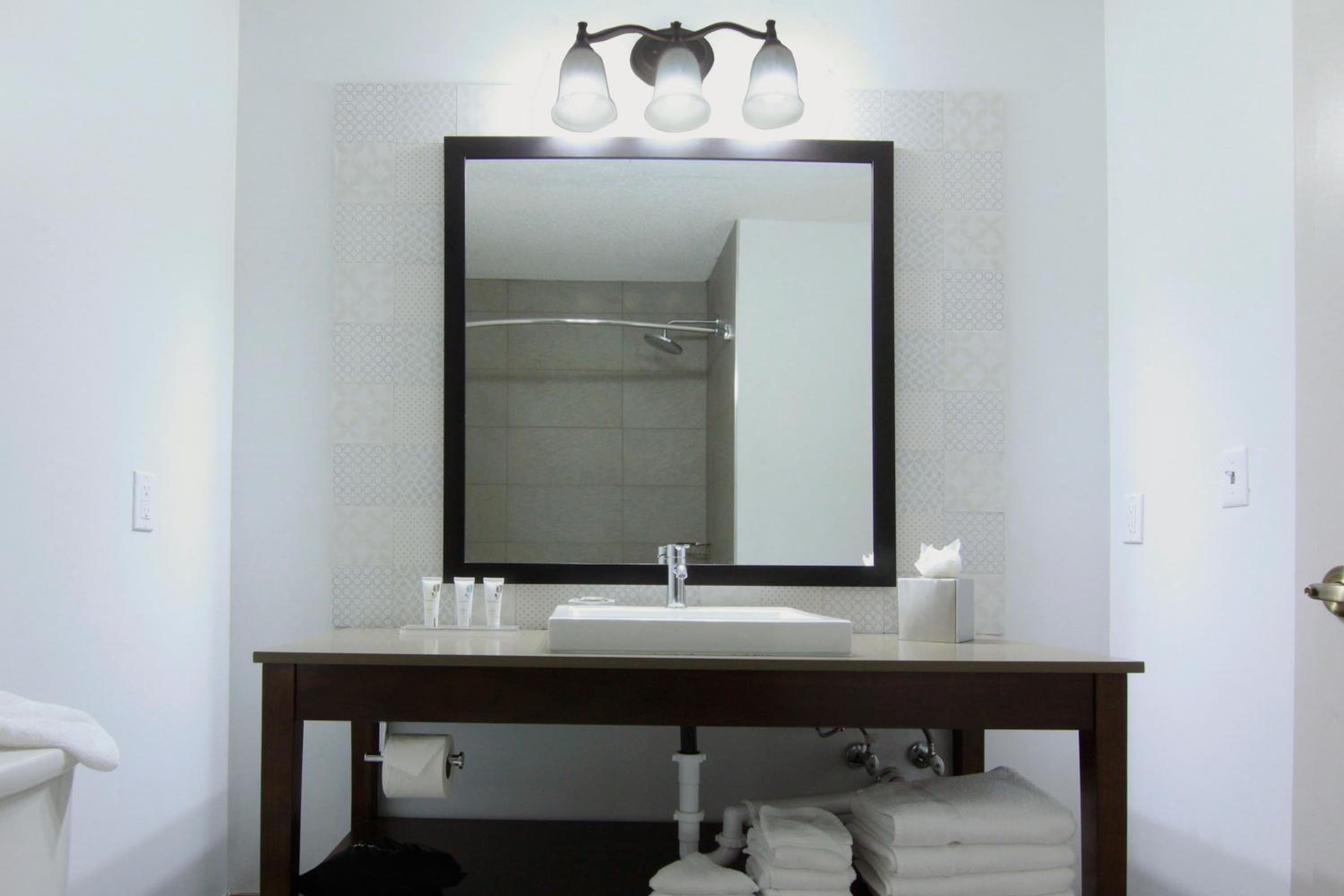 Queen Room with Two Queen Beds - Photo 2