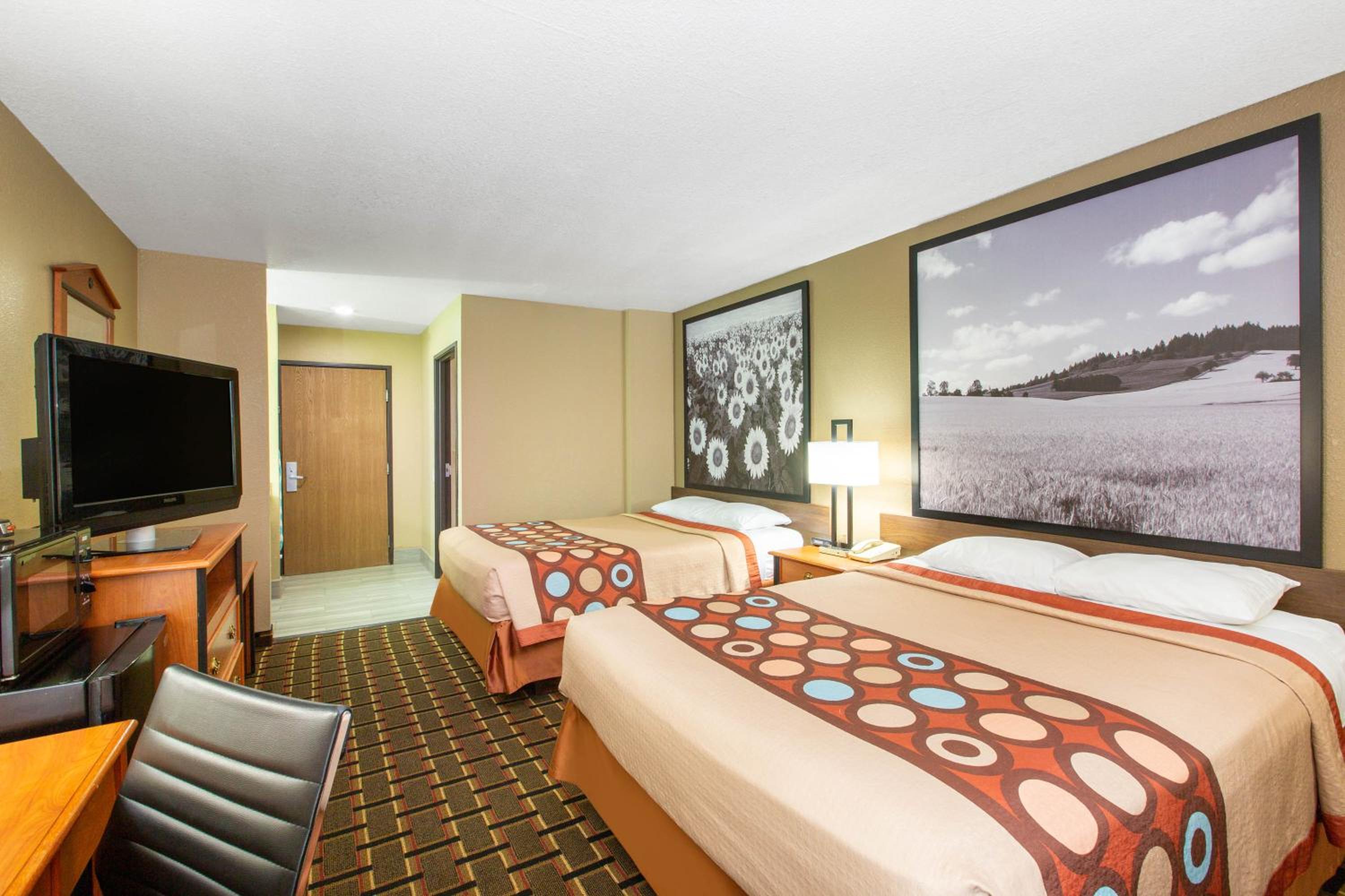 Queen Room with Two Queen Beds - Non-Smoking - Photo 6
