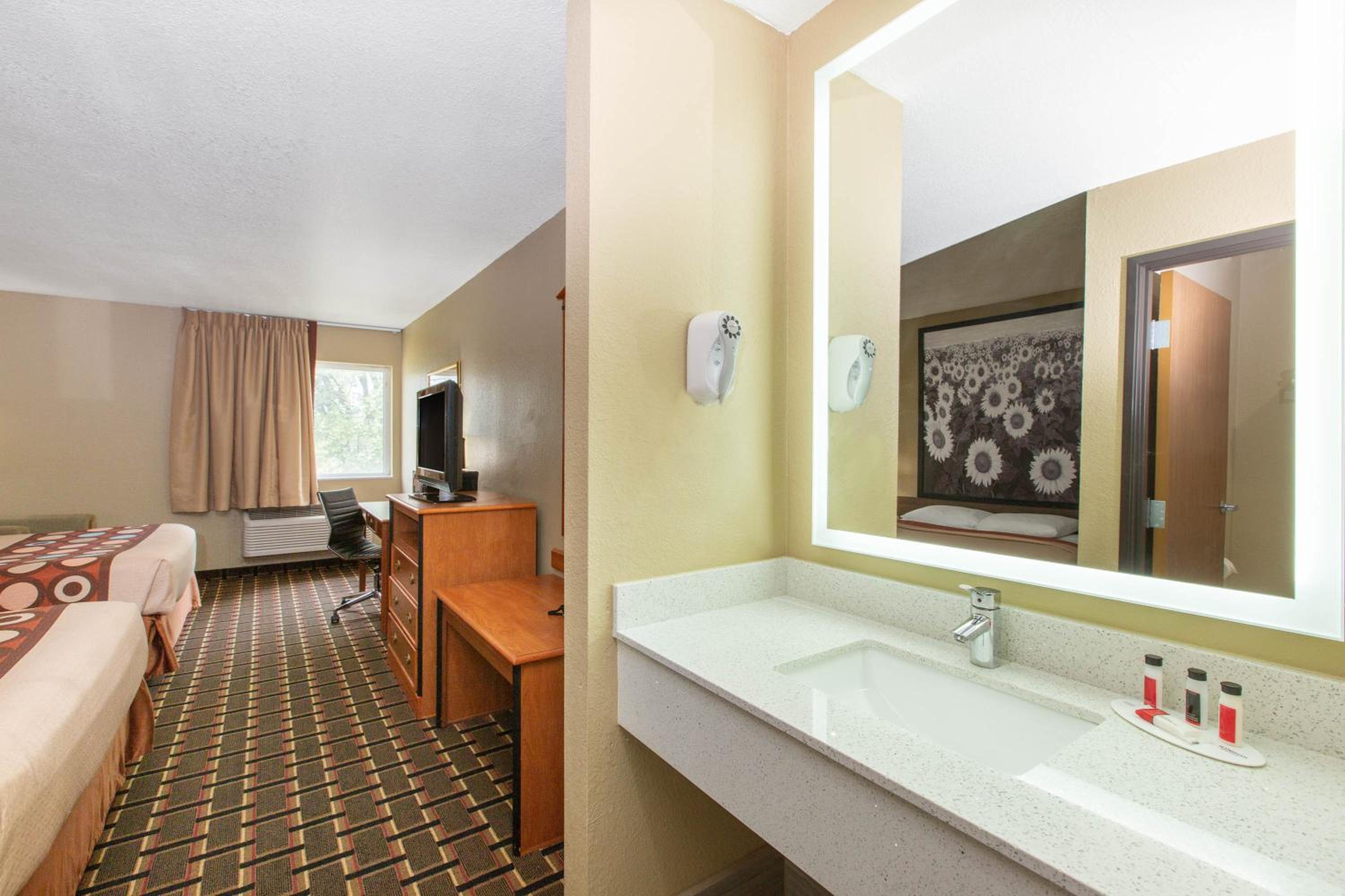 Queen Room with Two Queen Beds - Non-Smoking - Photo 1
