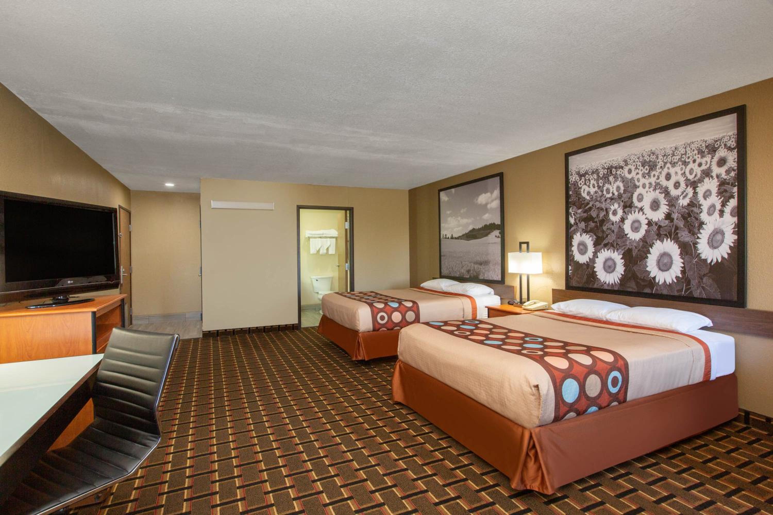 Studio Suite with Two Queen Beds - Non-Smoking - Photo 3