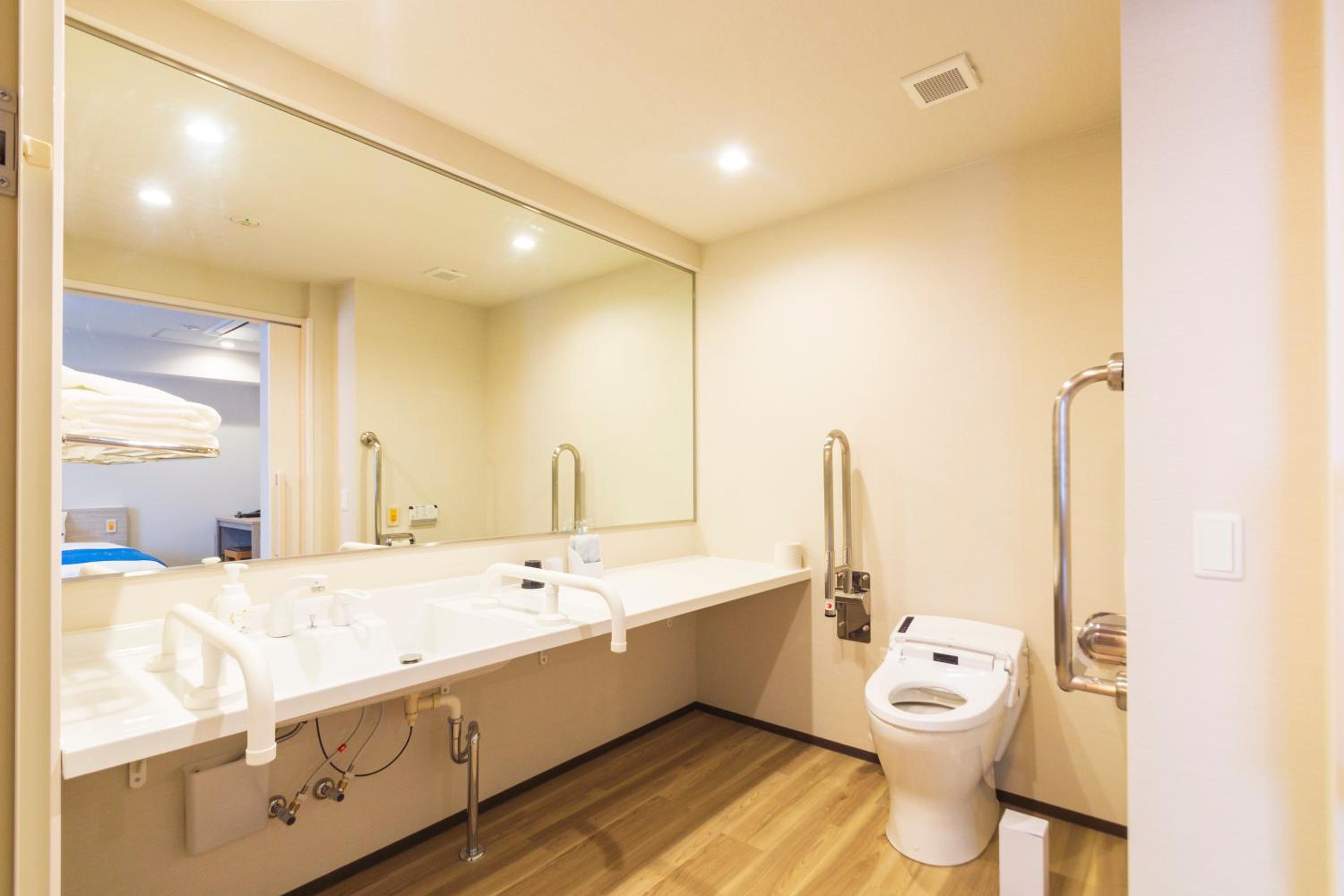 Twin Room - Disability Access photo 2