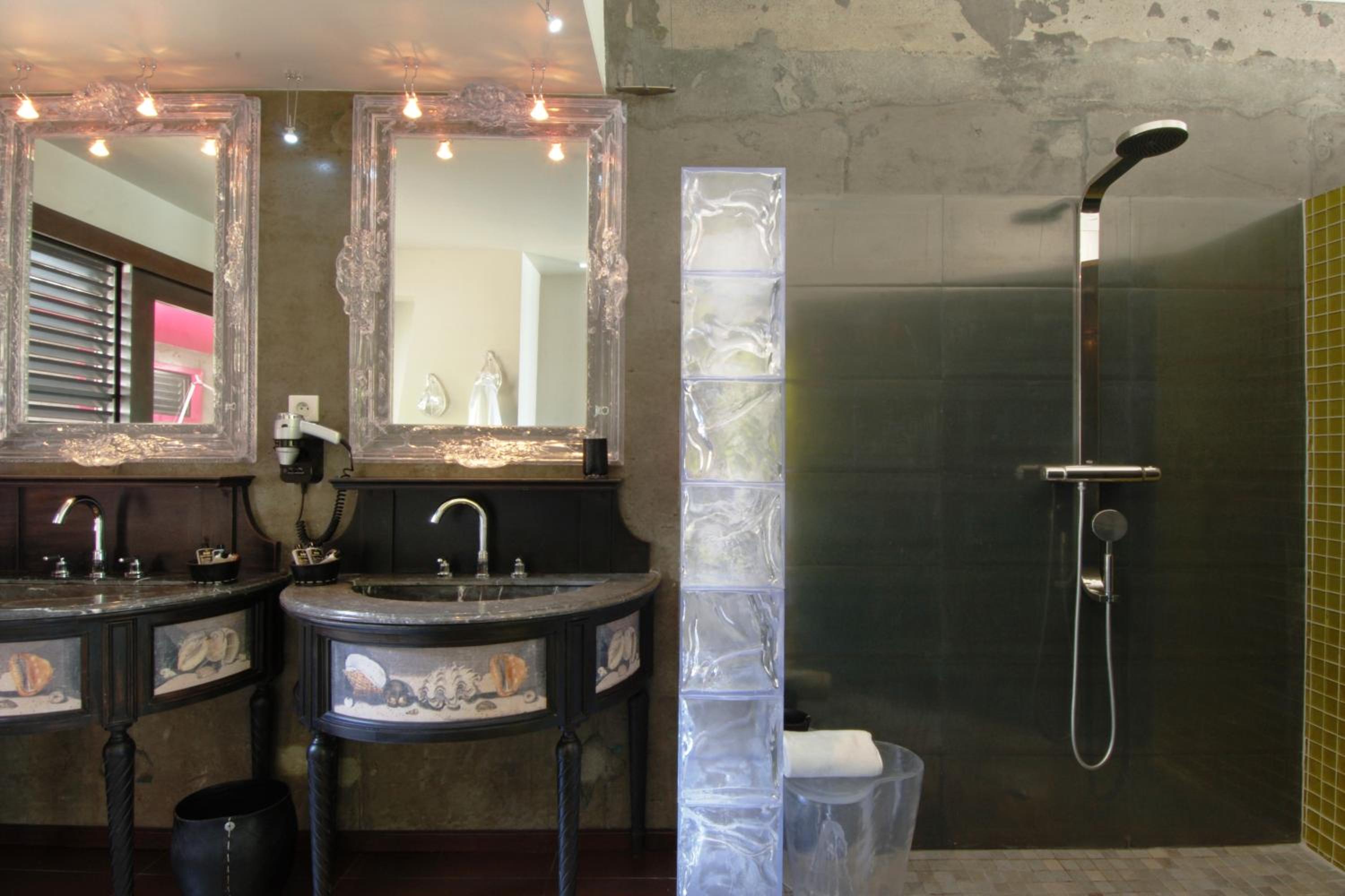 Suite with Hot Tub photo 2