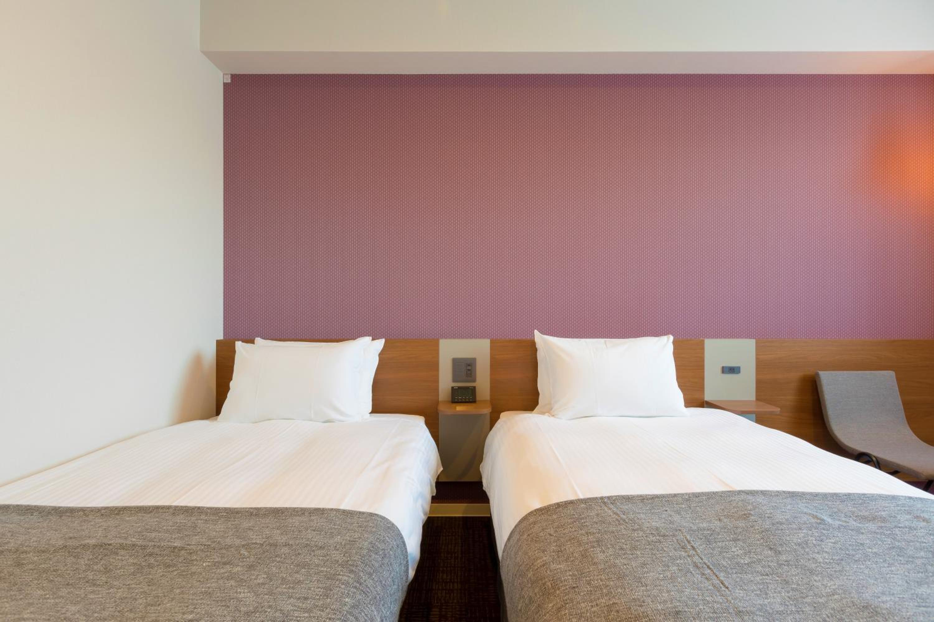 Twin Room with Extra Bed - Photo 11