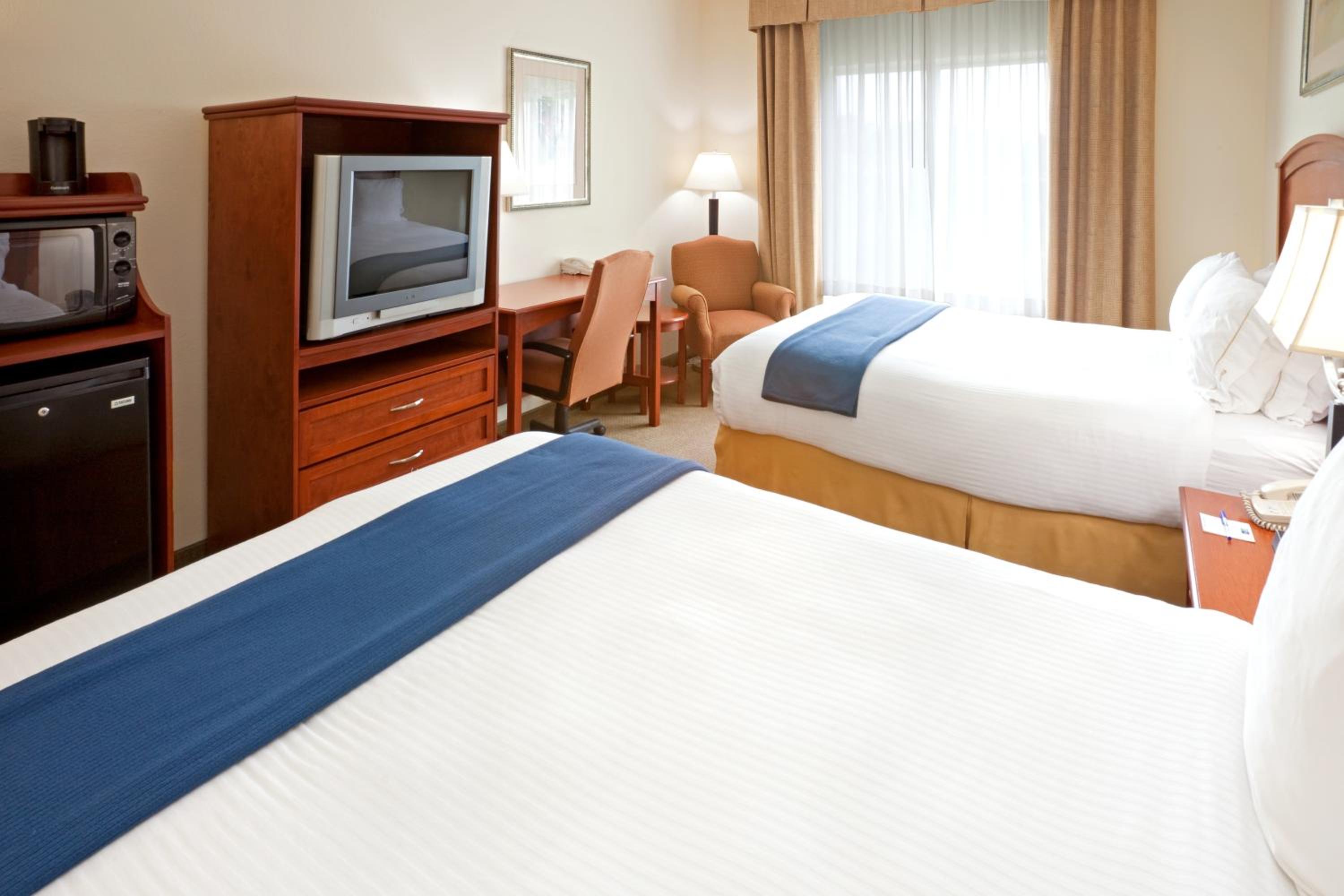 Standard Queen Room with Two Queen Beds and Mobility Accessible Tub - Photo 4