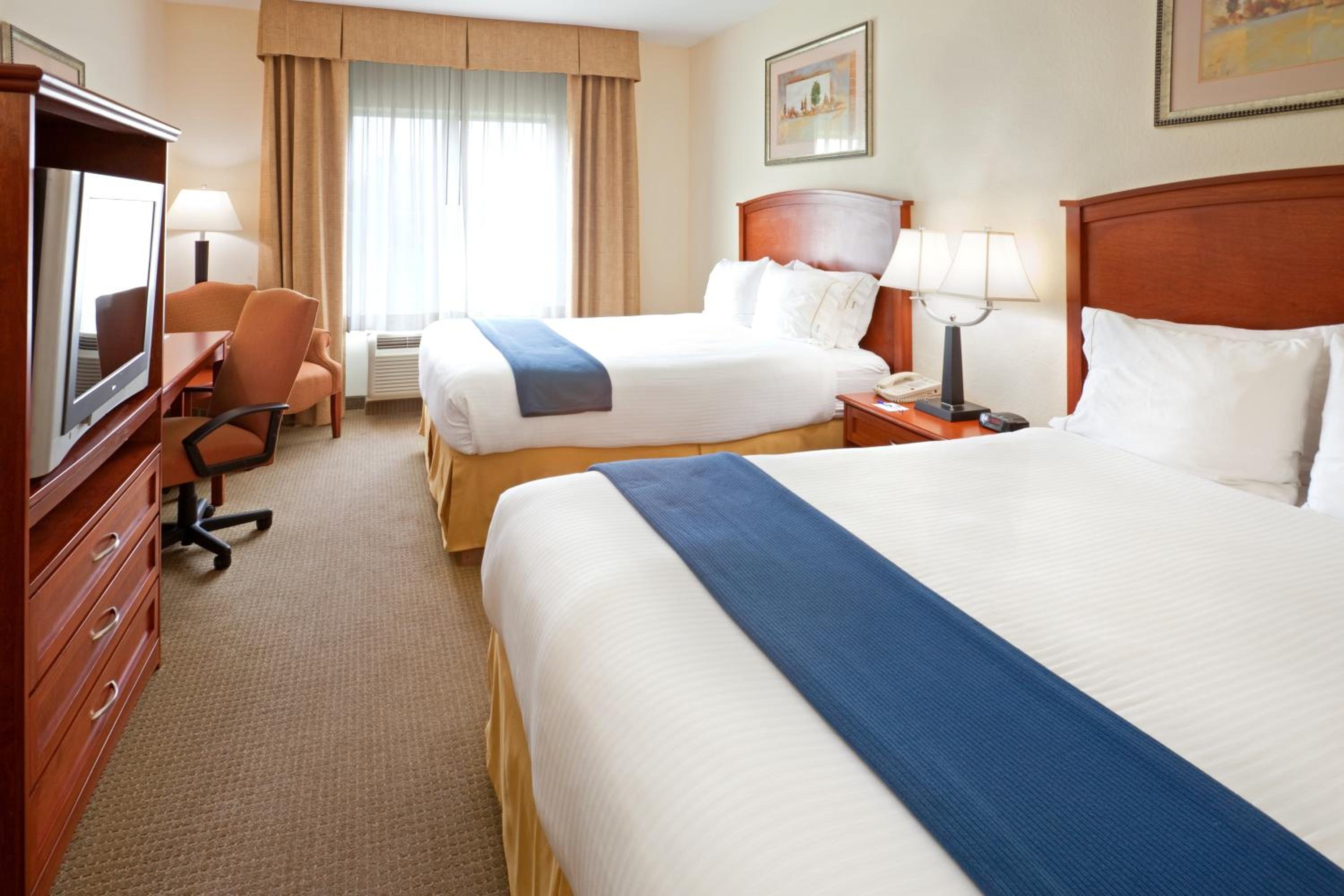 Standard Queen Room with Two Queen Beds and Mobility Accessible Tub - Photo 1
