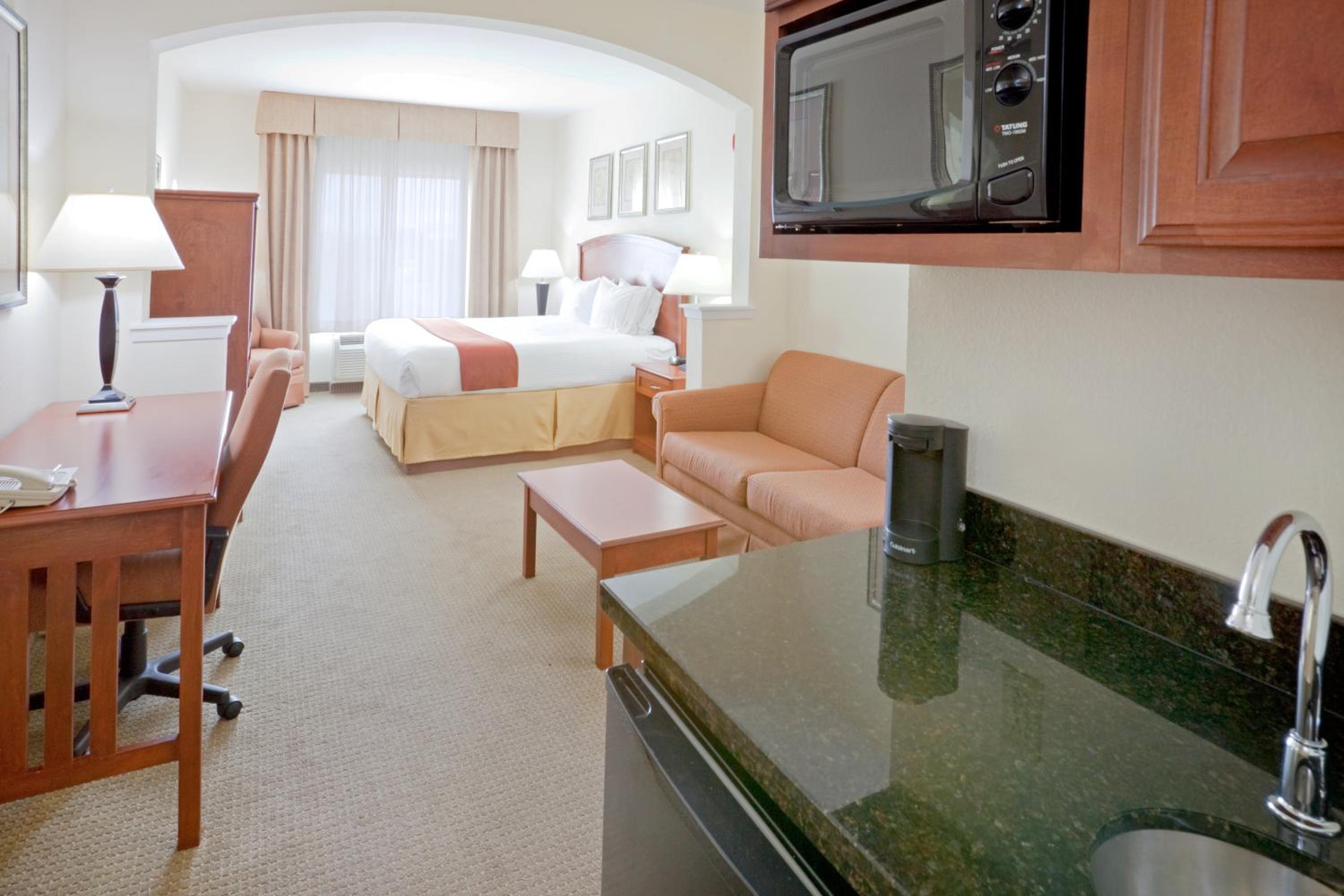 Suite with Mobility Accessible Tub - Non-Smoking - Photo 8