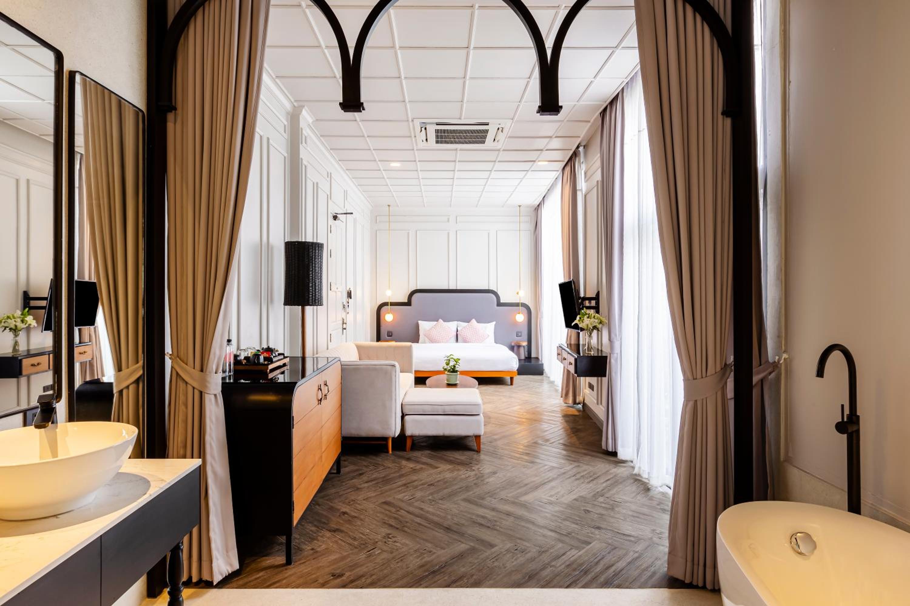 Deluxe Suite - Photo 9