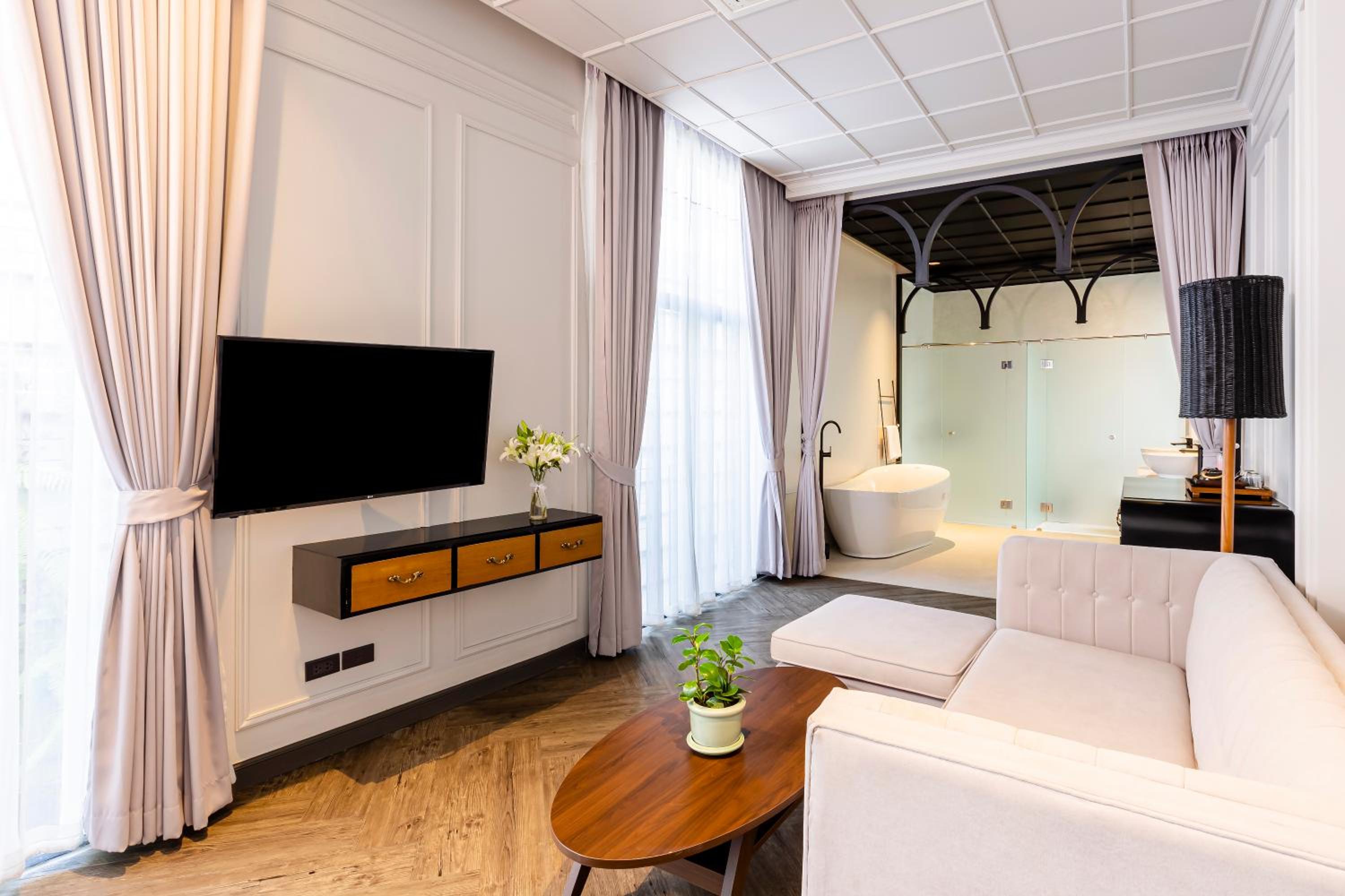 Deluxe Suite - Photo 6