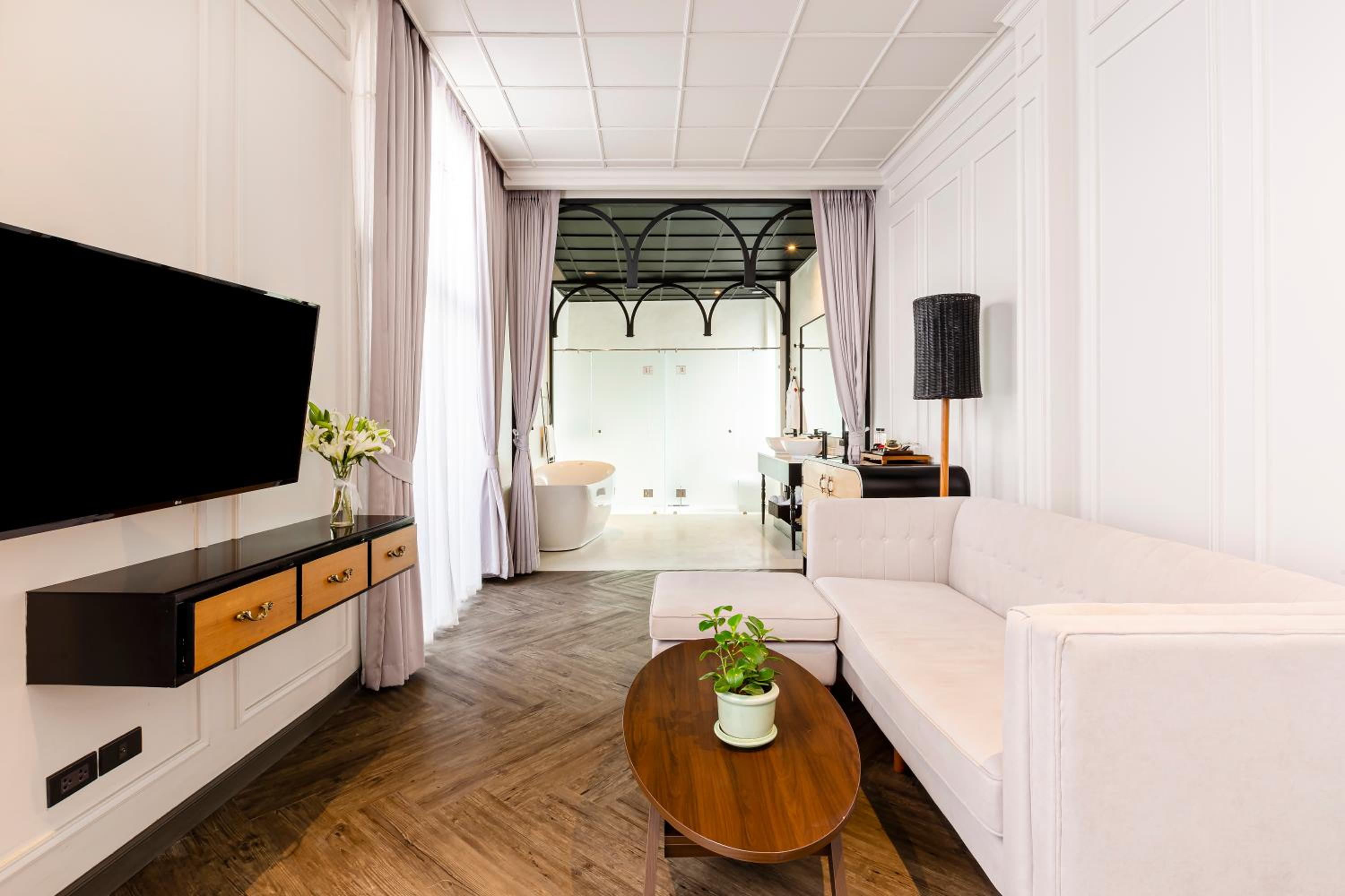 Deluxe Suite - Photo 7