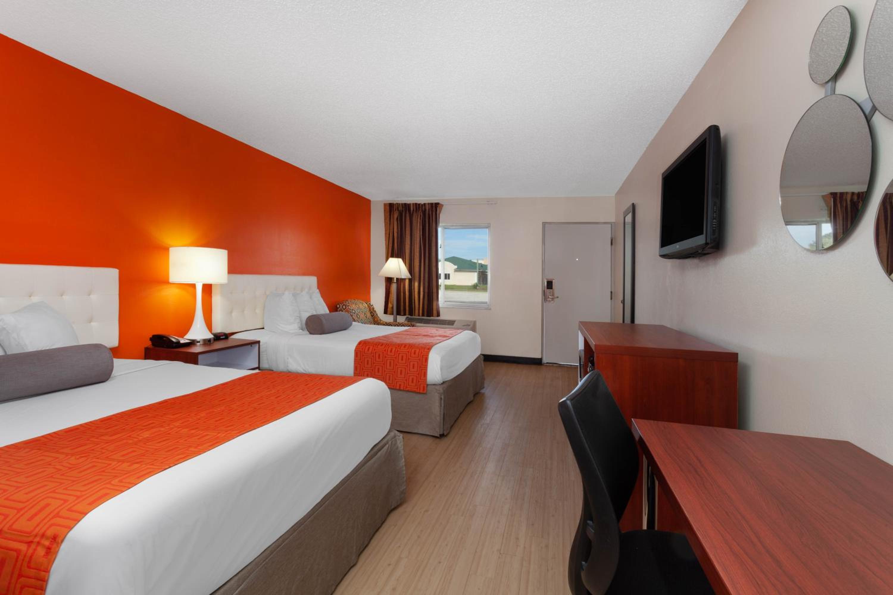 Queen Room with Two Queen Beds - Smoking - Photo 2