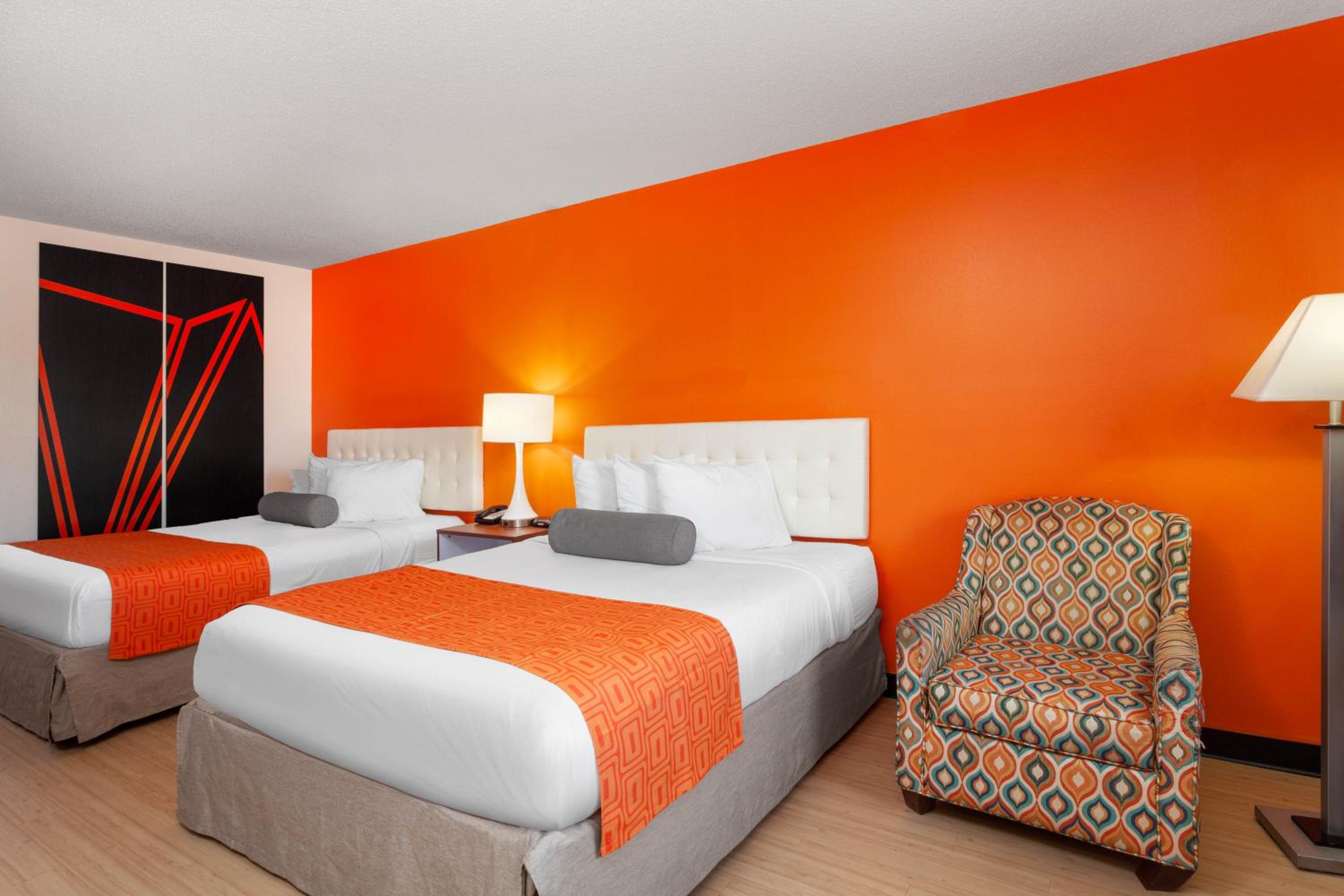 Queen Room with Two Queen Beds - Smoking - Photo 5