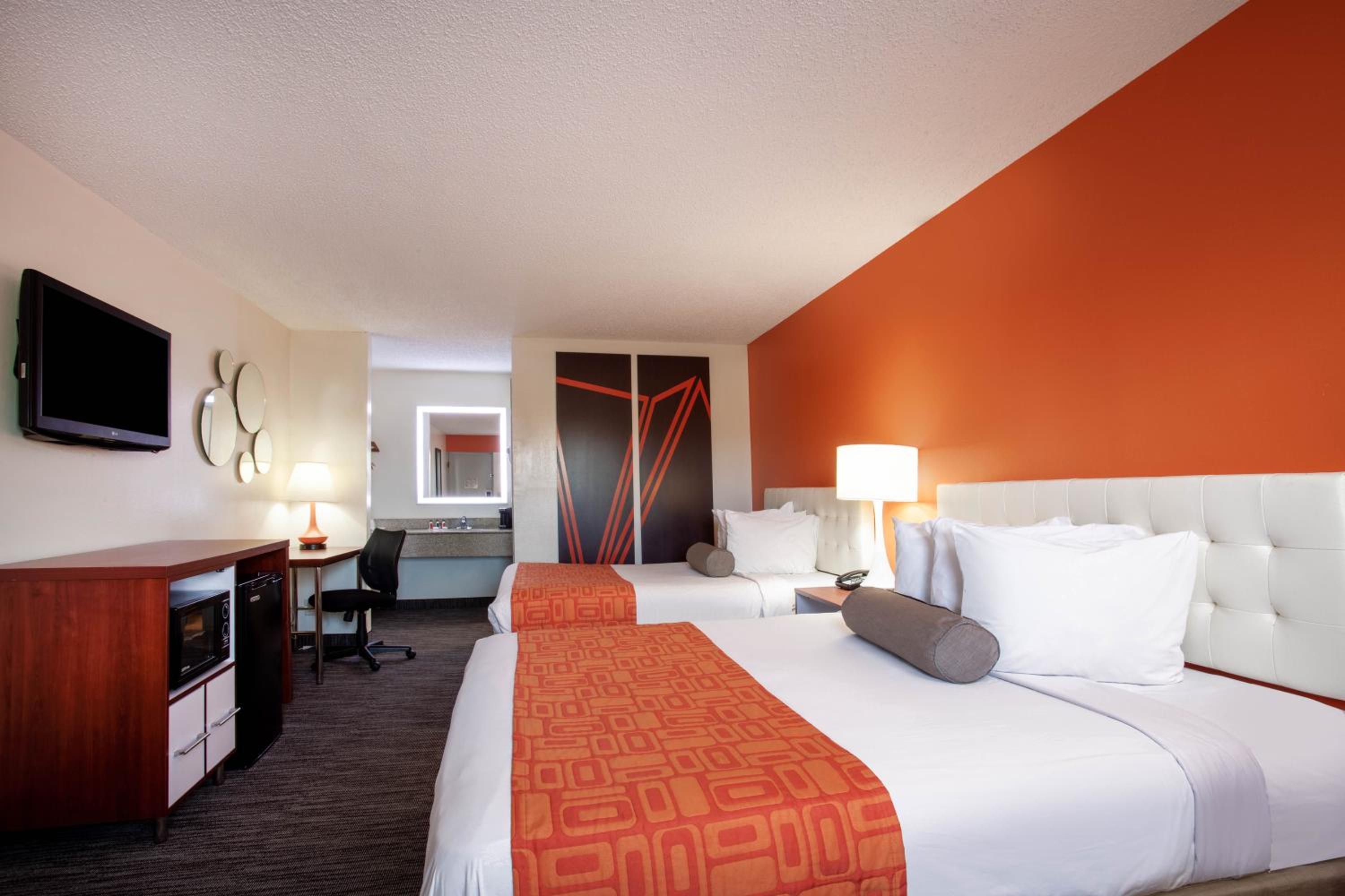 Queen Room with Two Queen Beds - Non-Smoking - Photo 3