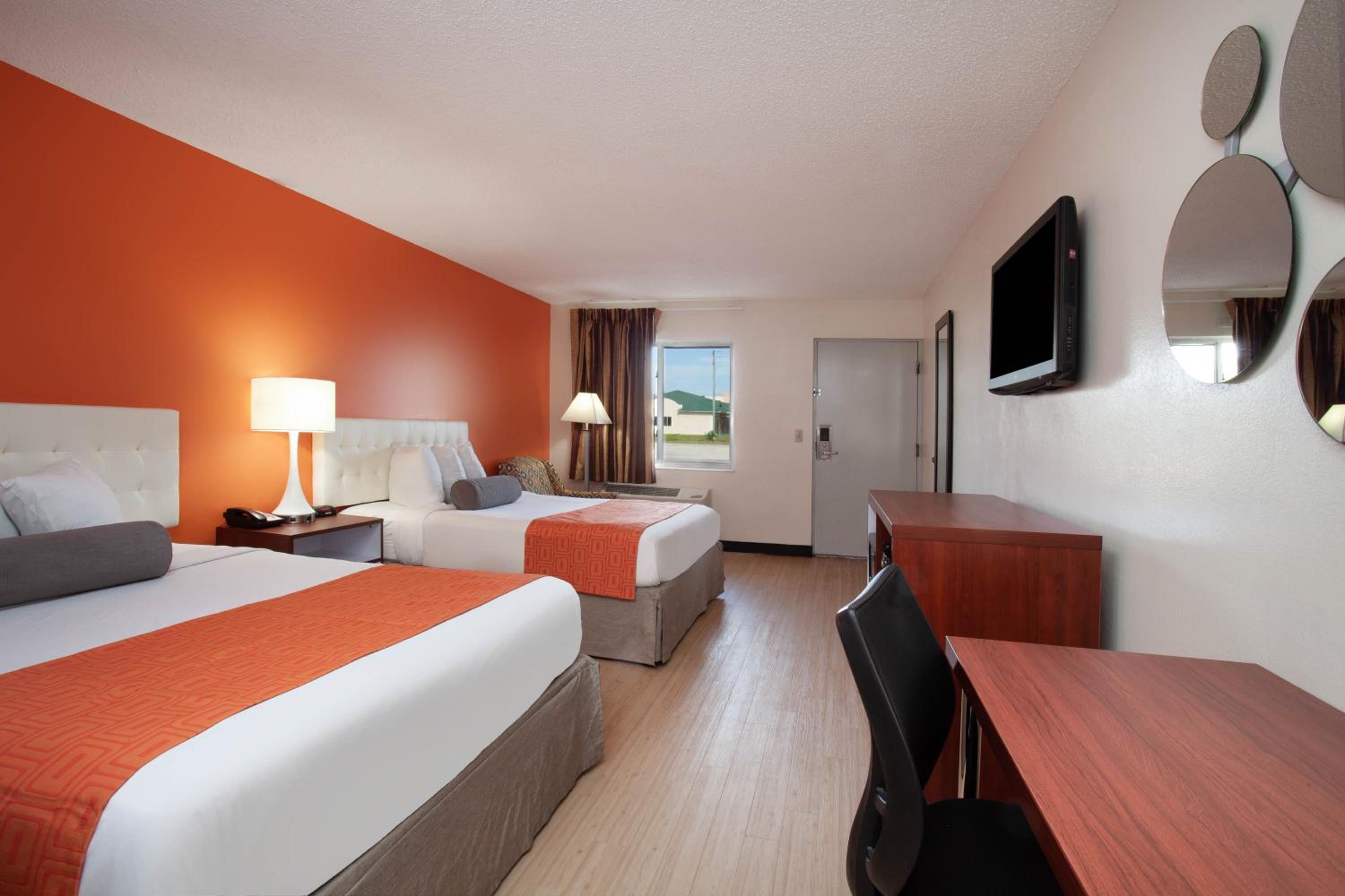Queen Room with Two Queen Beds - Second Floor/Smoking - Photo 5